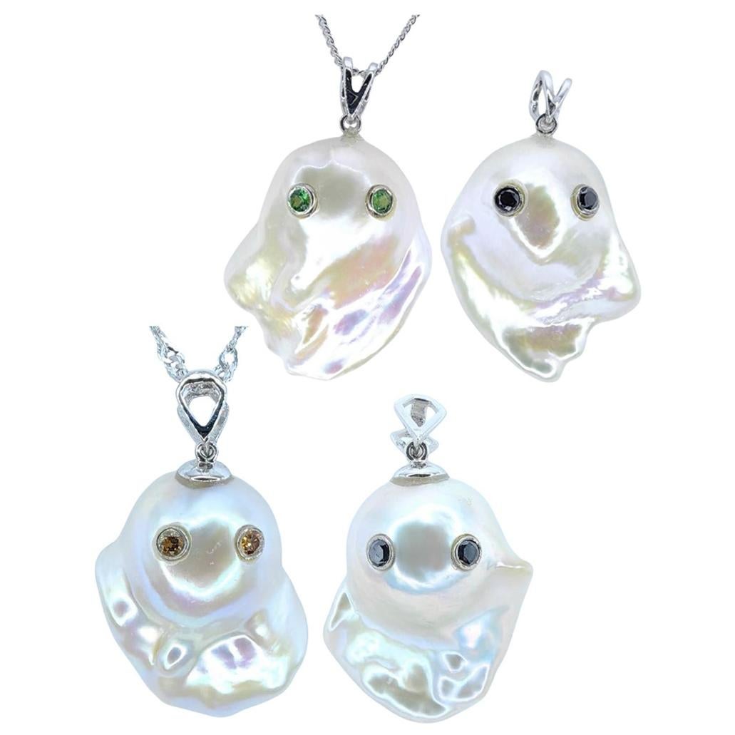 Verwandeln Sie Ihre Rattenschwanz-Ohrringe mit diesen bezaubernden Darling Phantom Pearl Charms, die speziell ohne Bügel für eine einfache Befestigung an Ihren vorhandenen Ohrringdrähten vorbereitet wurden. Dieses skurrile Paar besteht aus zwei