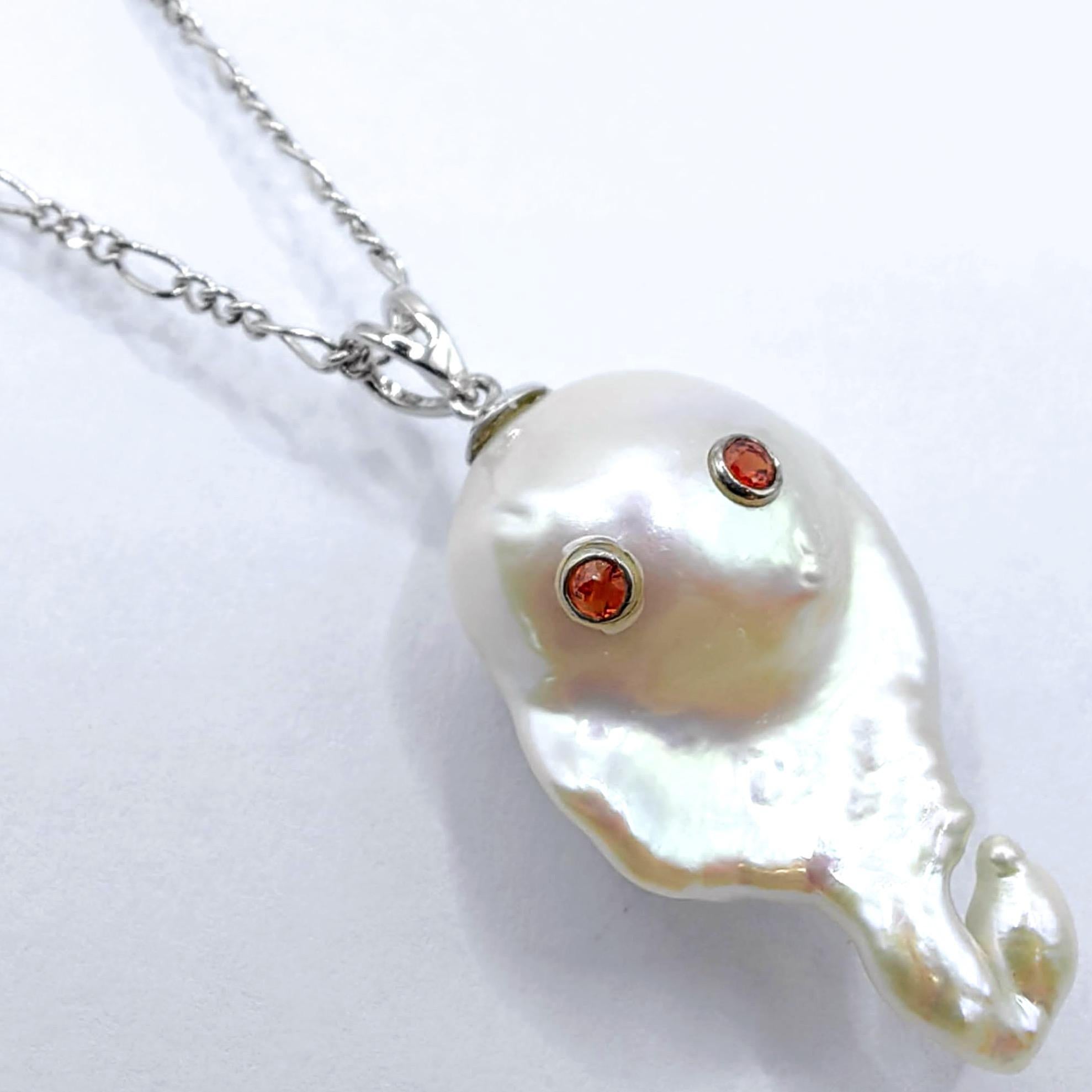 Ti presentiamo il tuo nuovo spunto di conversazione: un ciondolo che si rifiuta di essere ignorato e che richiede una seconda occhiata. Questo ciondolo Darling Phantom mette in mostra una magnifica perla barocca coltivata d'acqua dolce da 22,38