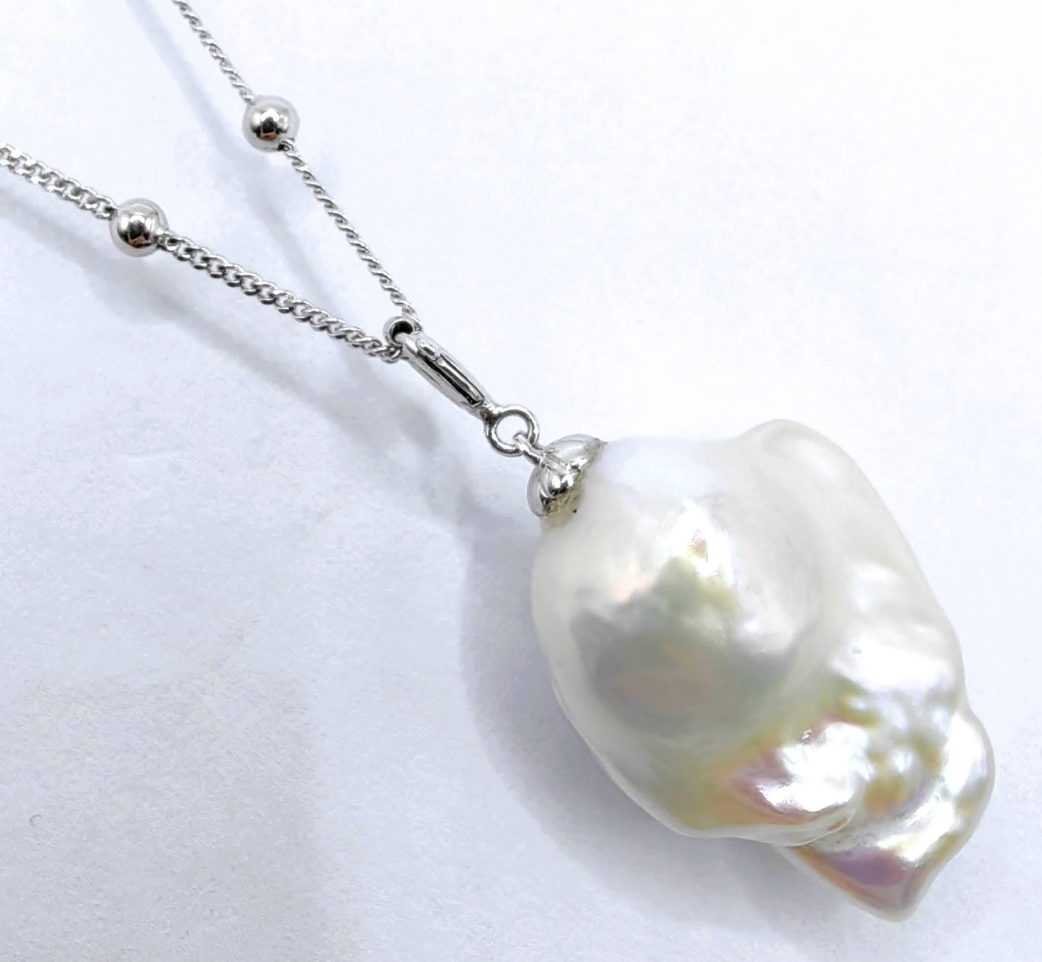 Contemporaneo Darling Phantom: Charm e ciondolo a forma di fantasma con perle barocche di Tsavorite in oro bianco 18 carati in vendita