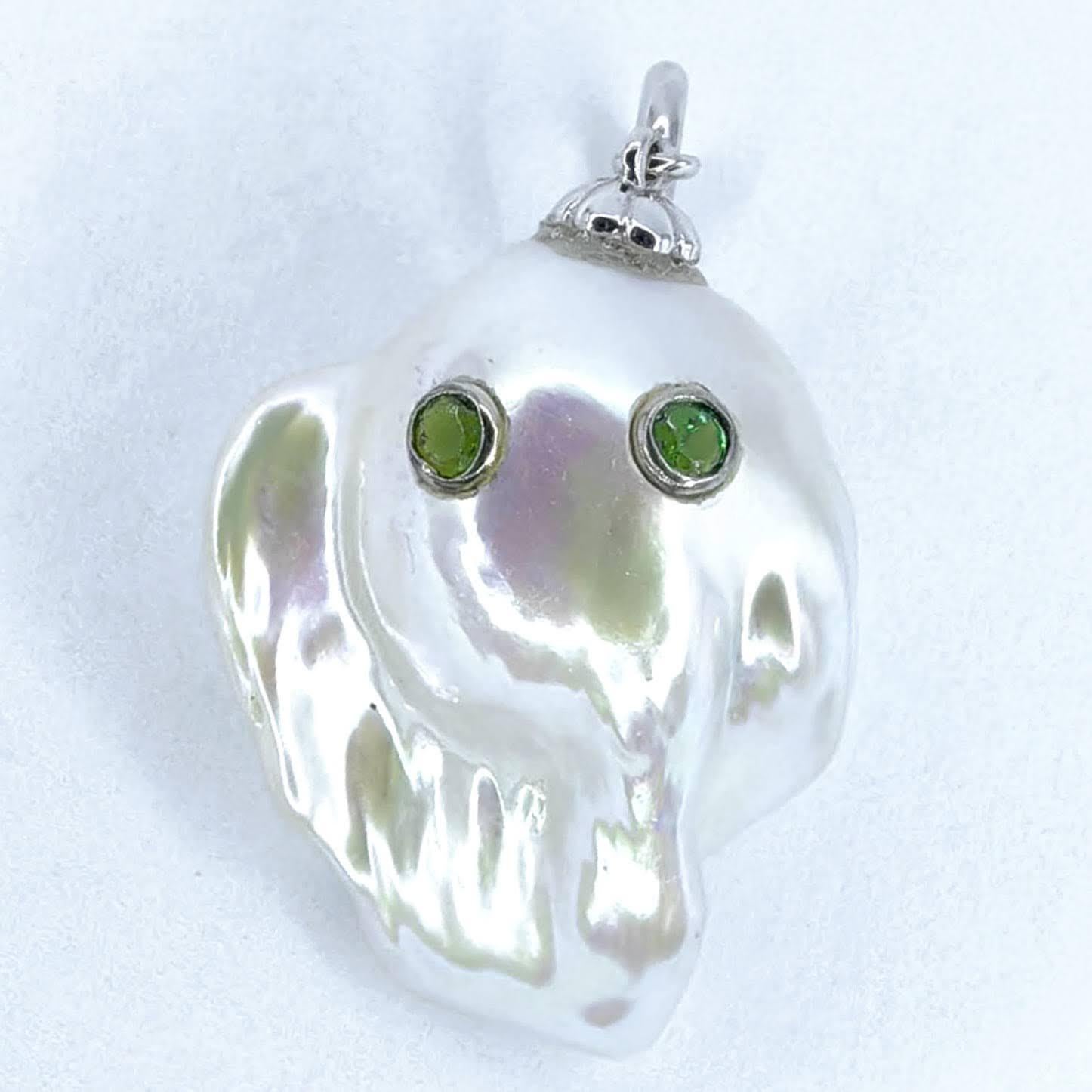 Taglio rotondo Darling Phantom: Charm e ciondolo a forma di fantasma con perle barocche di Tsavorite in oro bianco 18 carati in vendita