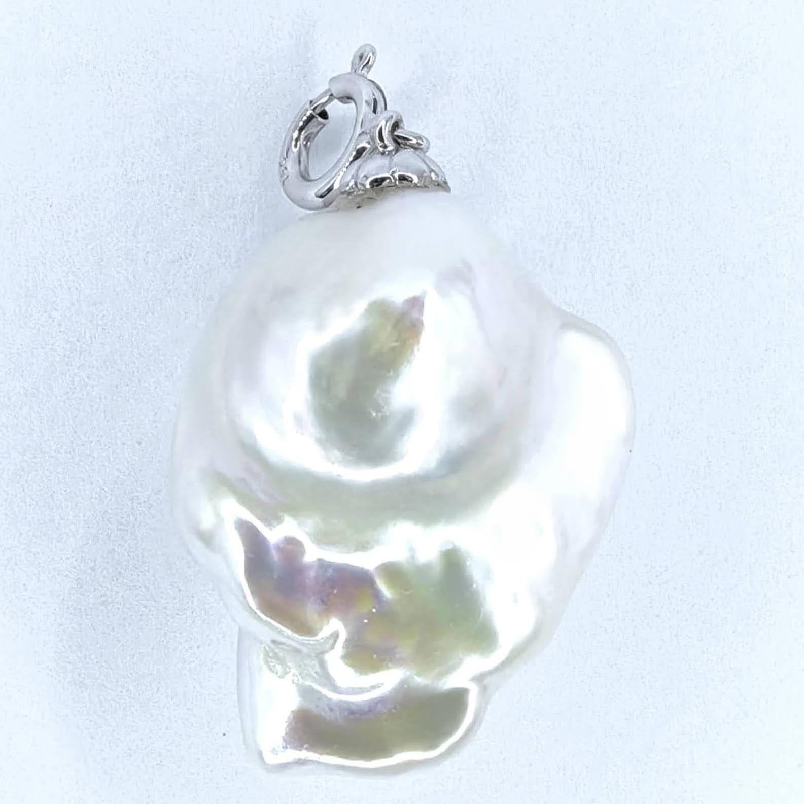 Darling Phantom: Charm e ciondolo a forma di fantasma con perle barocche di Tsavorite in oro bianco 18 carati In condizioni Nuovo in vendita a Wan Chai District, HK