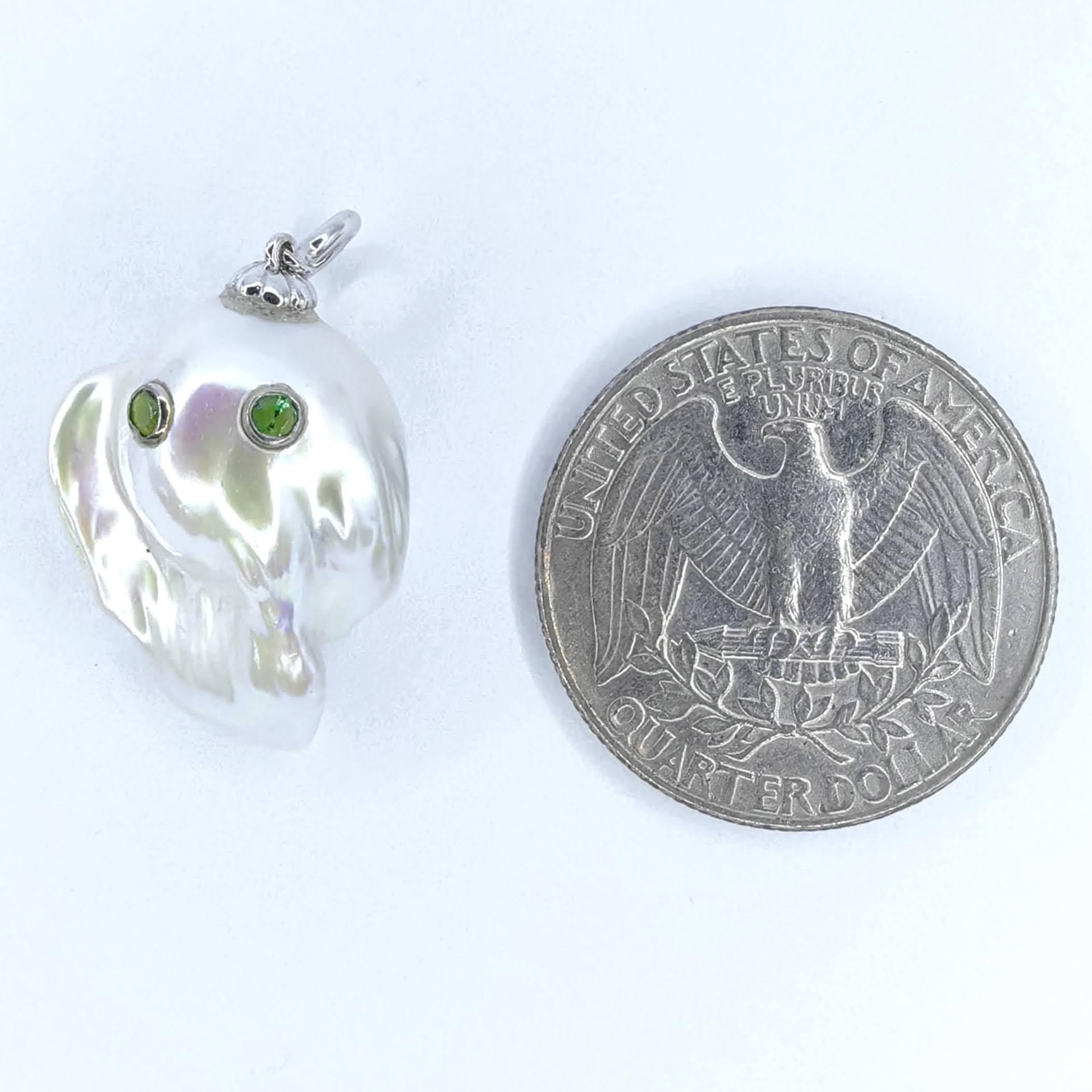da uomo o donna Darling Phantom: Charm e ciondolo a forma di fantasma con perle barocche di Tsavorite in oro bianco 18 carati in vendita