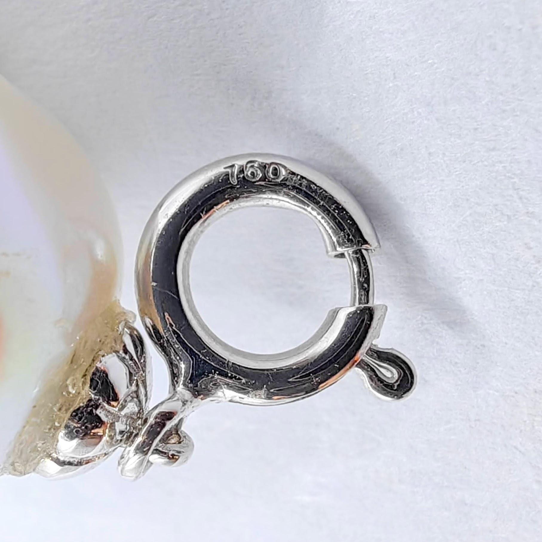 Darling Phantom: Charm e ciondolo a forma di fantasma con perle barocche di Tsavorite in oro bianco 18 carati in vendita 2