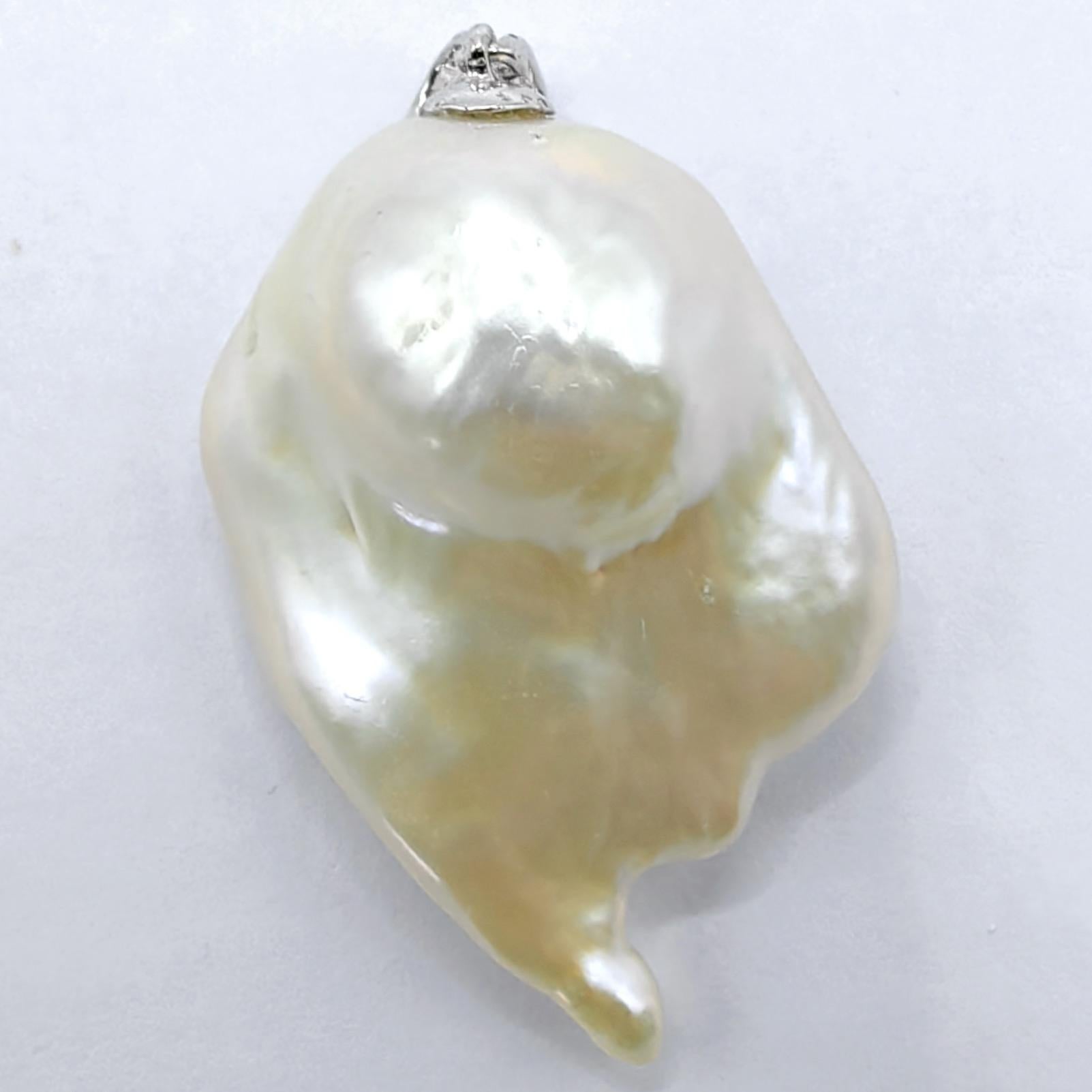 Taglio rotondo Darling Phantom XL: Black Diamond Baroque Pearl Ghost Pendant in 18K White Gold in vendita