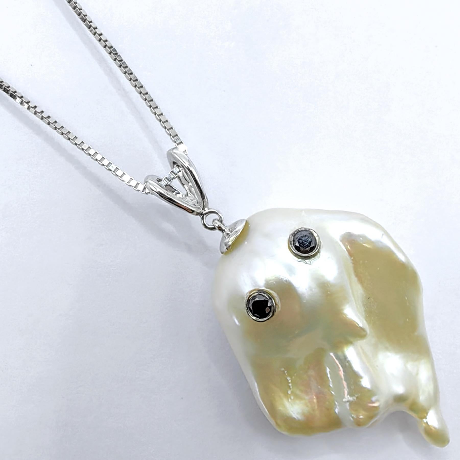 Darling Phantom XL: Black Diamond Baroque Pearl Ghost Pendant in 18K White Gold In condizioni Nuovo in vendita a Wan Chai District, HK