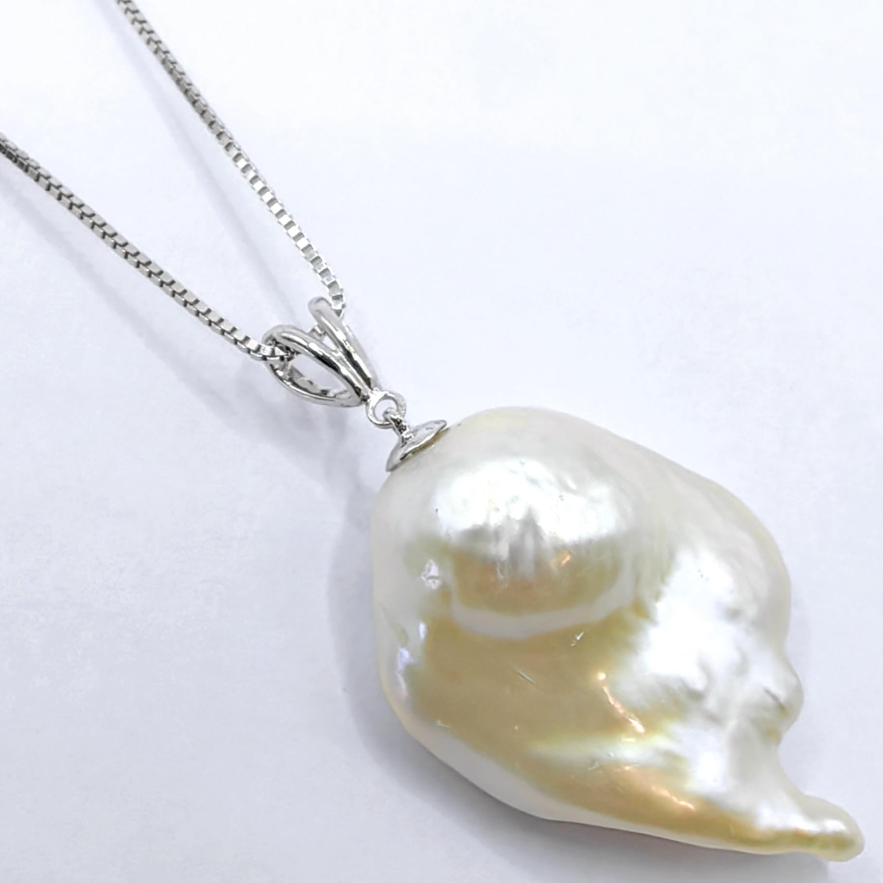 da uomo o donna Darling Phantom XL: Black Diamond Baroque Pearl Ghost Pendant in 18K White Gold in vendita