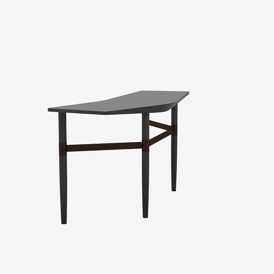 Dieser entzückende Schreibtisch von Yabu Pushelberg aus schwarzem, pfeffergebeiztem, mattem Eichenholz wird mit einer gold- oder bronzefarbenen Struktur aus Messing kombiniert.

Der von Yabu Pushelberg entworfene Schreibtisch 