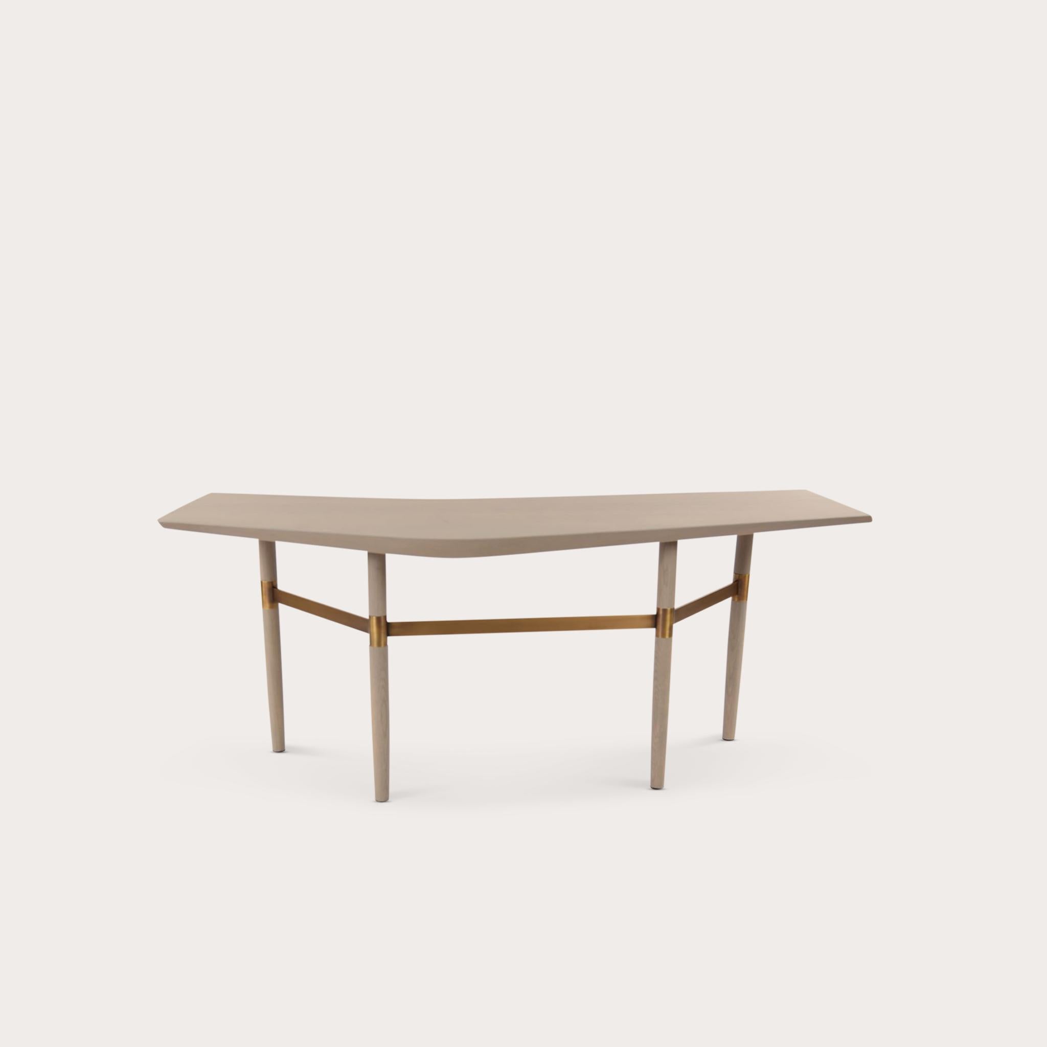 Questa scrivania Darling Point di Yabu Pushelberg in rovere laccato opaco Mist è abbinata a una struttura in ottone color oro o bronzo.

Il design di Yabu Pushelberg per la scrivania Darling Point è realizzato a mano da artigiani in legno