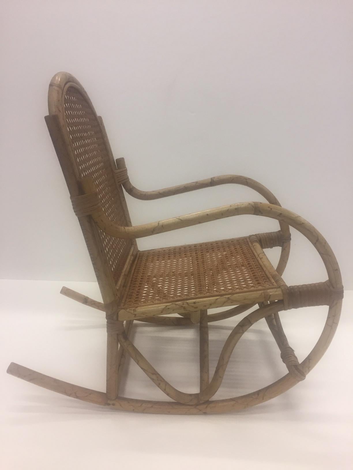Sedia a dondolo per bambini in rattan Darling In condizioni ottime in vendita a Hopewell, NJ