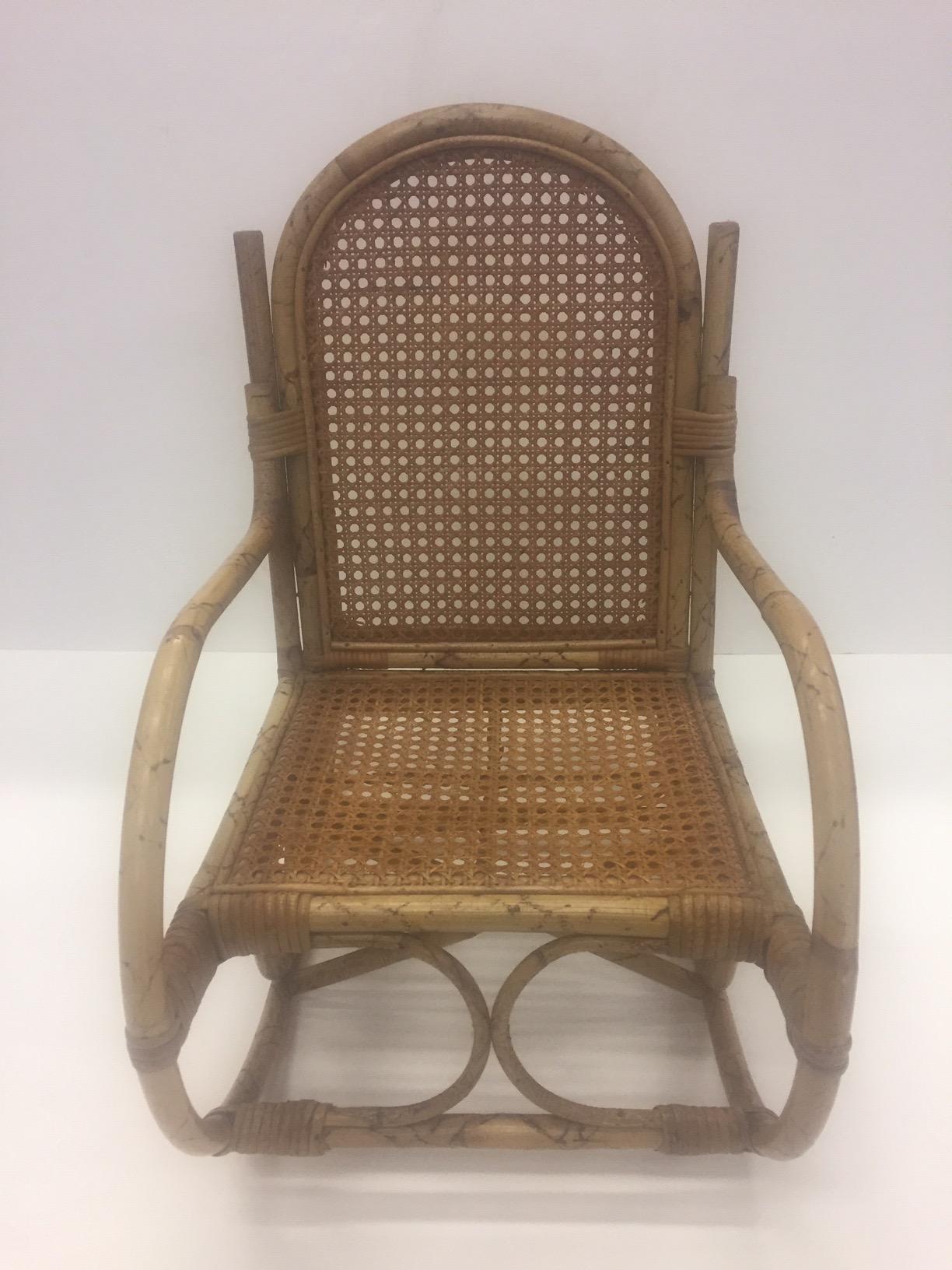 Metà XX secolo Sedia a dondolo per bambini in rattan Darling in vendita