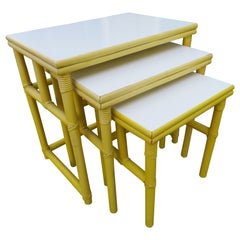 Ensemble ravissant de tables gigognes empilables en rotin jaune Mid-Century Modern