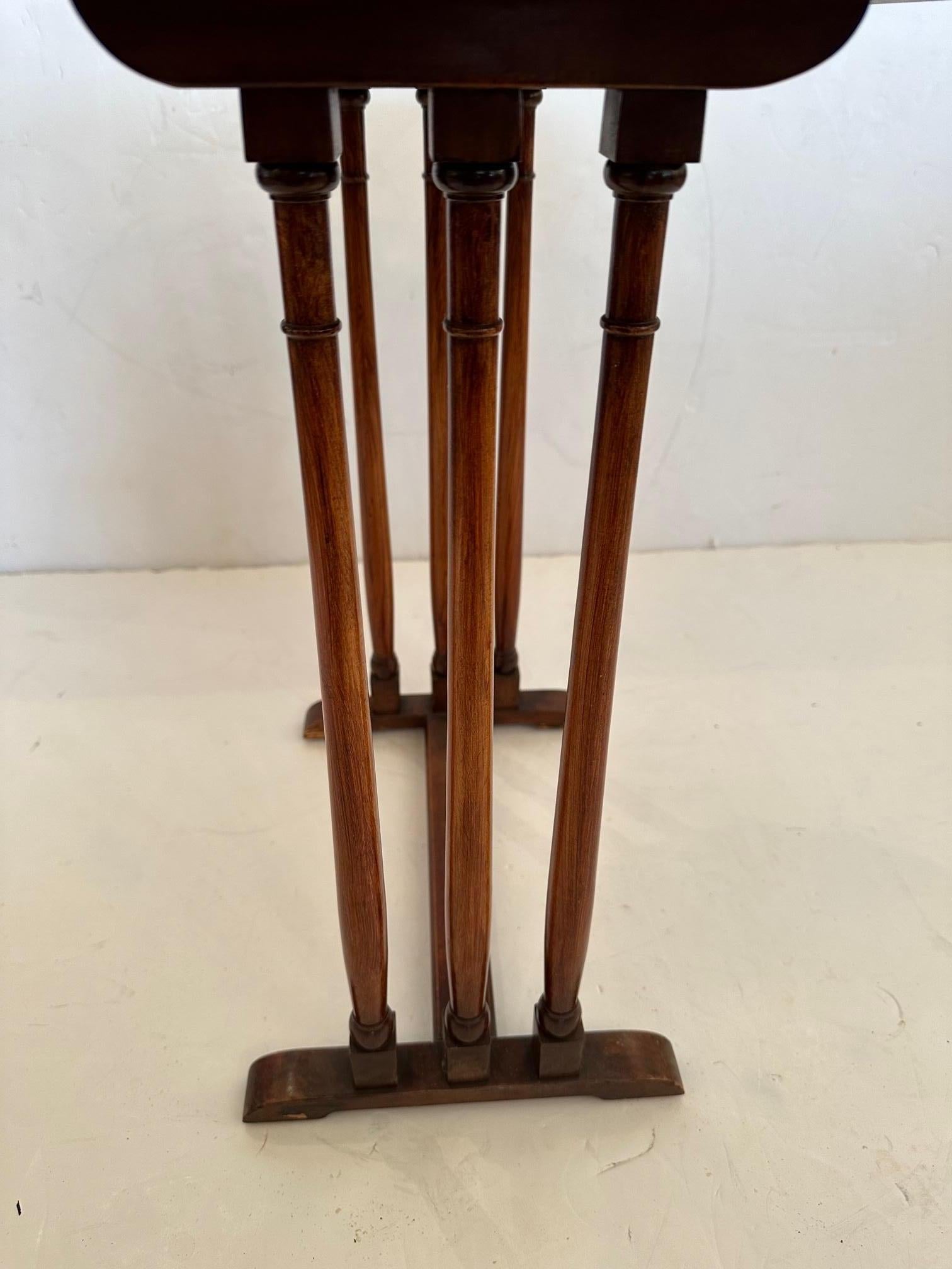 Darling Small Elegant Antique Oval Mahogany Martini End Table In Good Condition For Sale In Hopewell, NJ