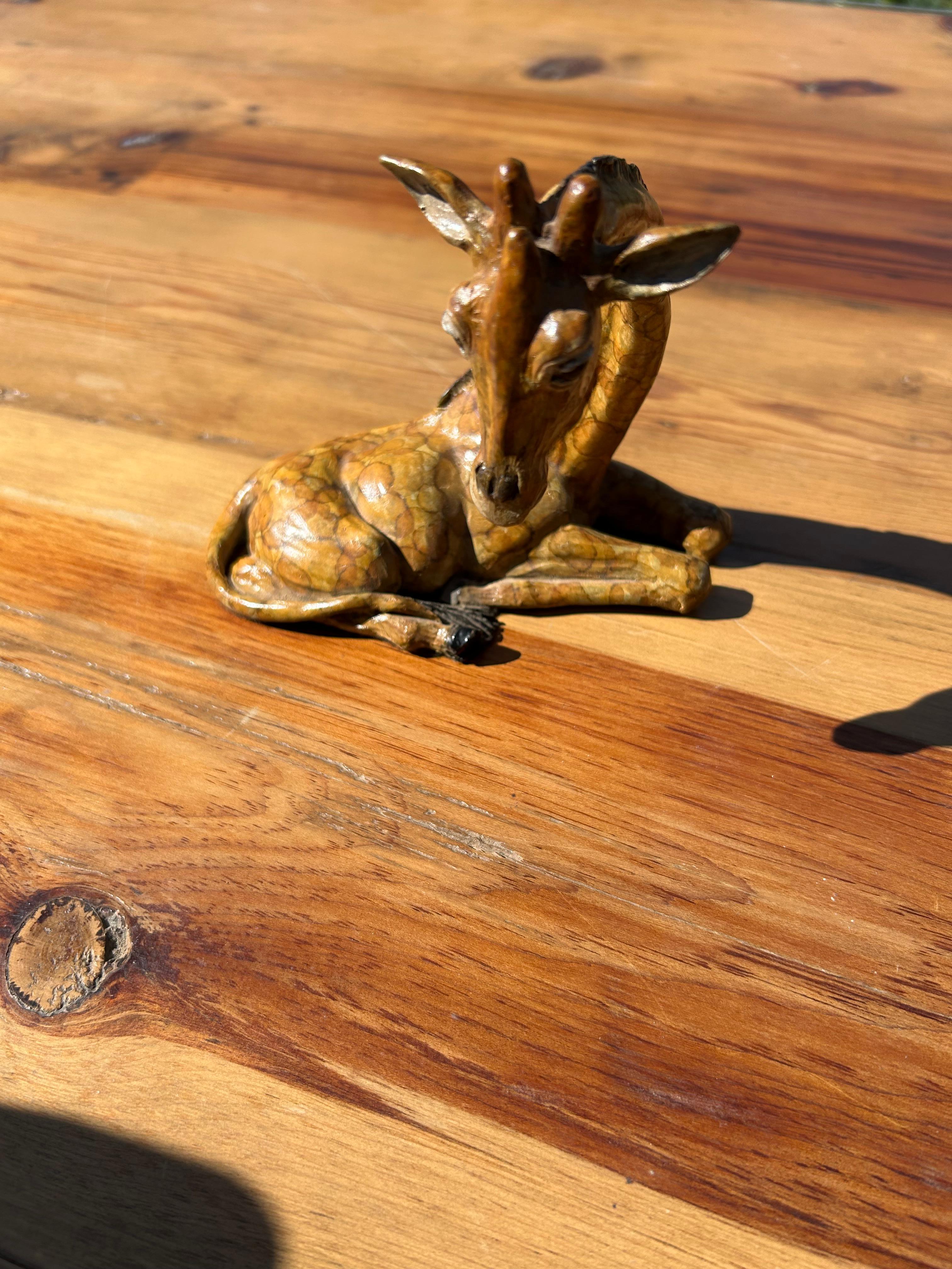 Adorabile piccolo tesoro di una scultura di giraffa con ferro finto dipinto e dettagli minuziosi.