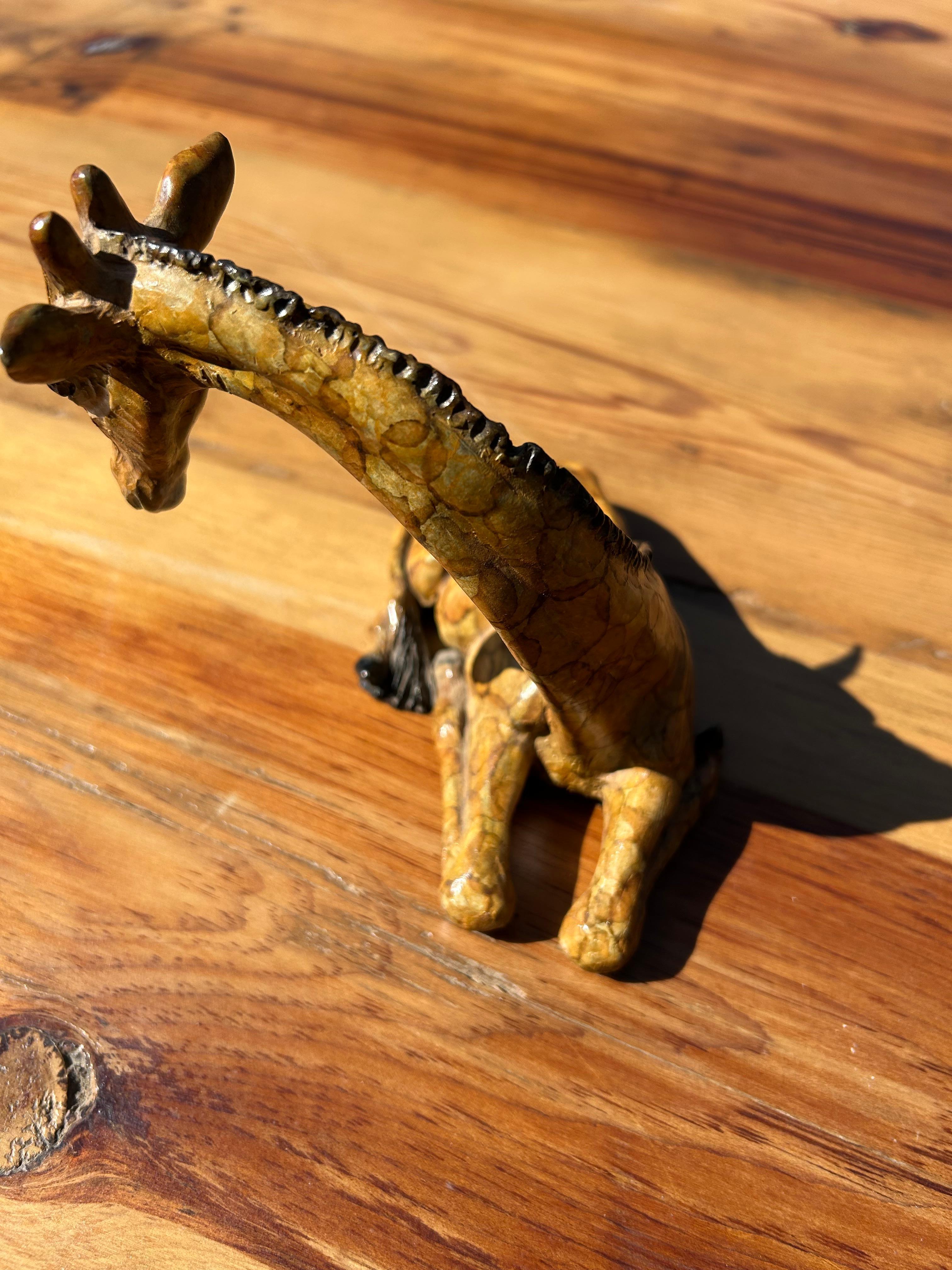 Piccola scultura di Giraffa in ferro dipinta a finto fuoco In condizioni buone in vendita a Hopewell, NJ