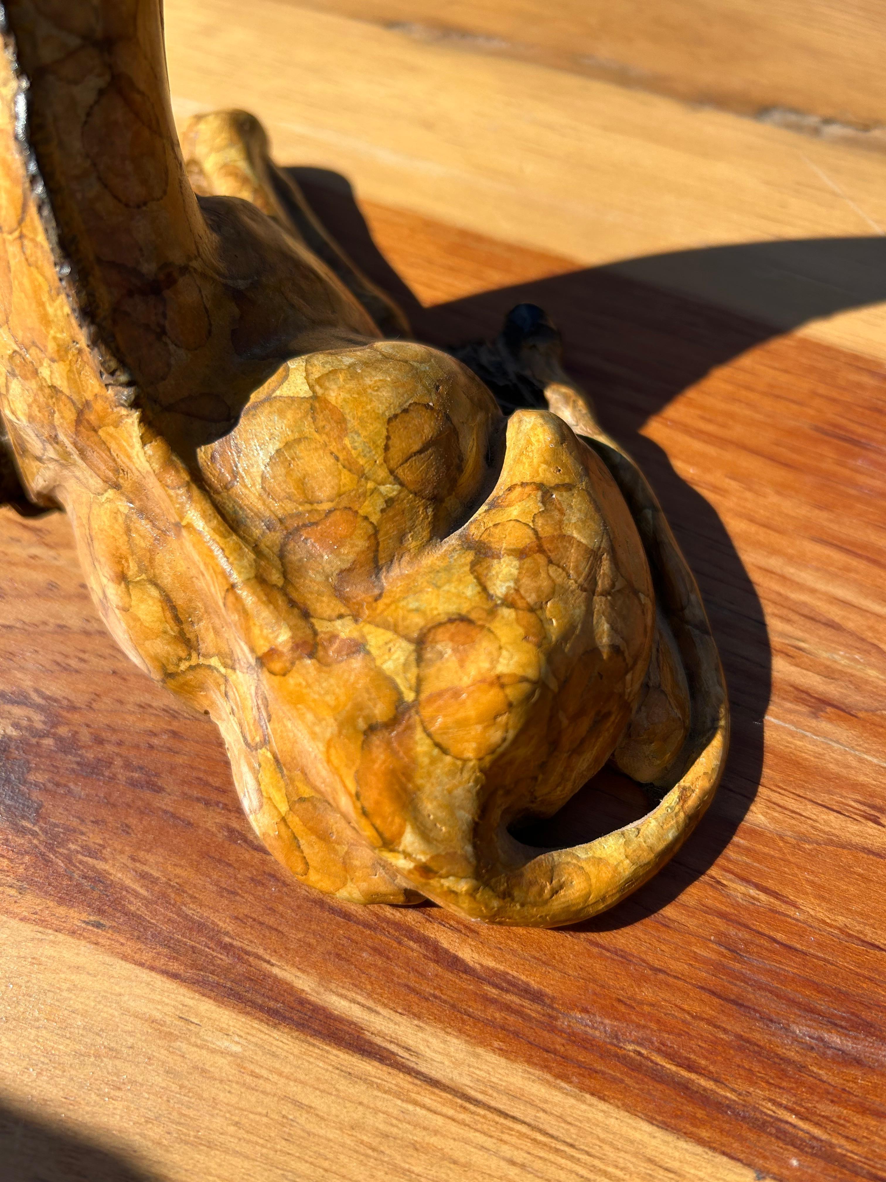Piccola scultura di Giraffa in ferro dipinta a finto fuoco in vendita 1