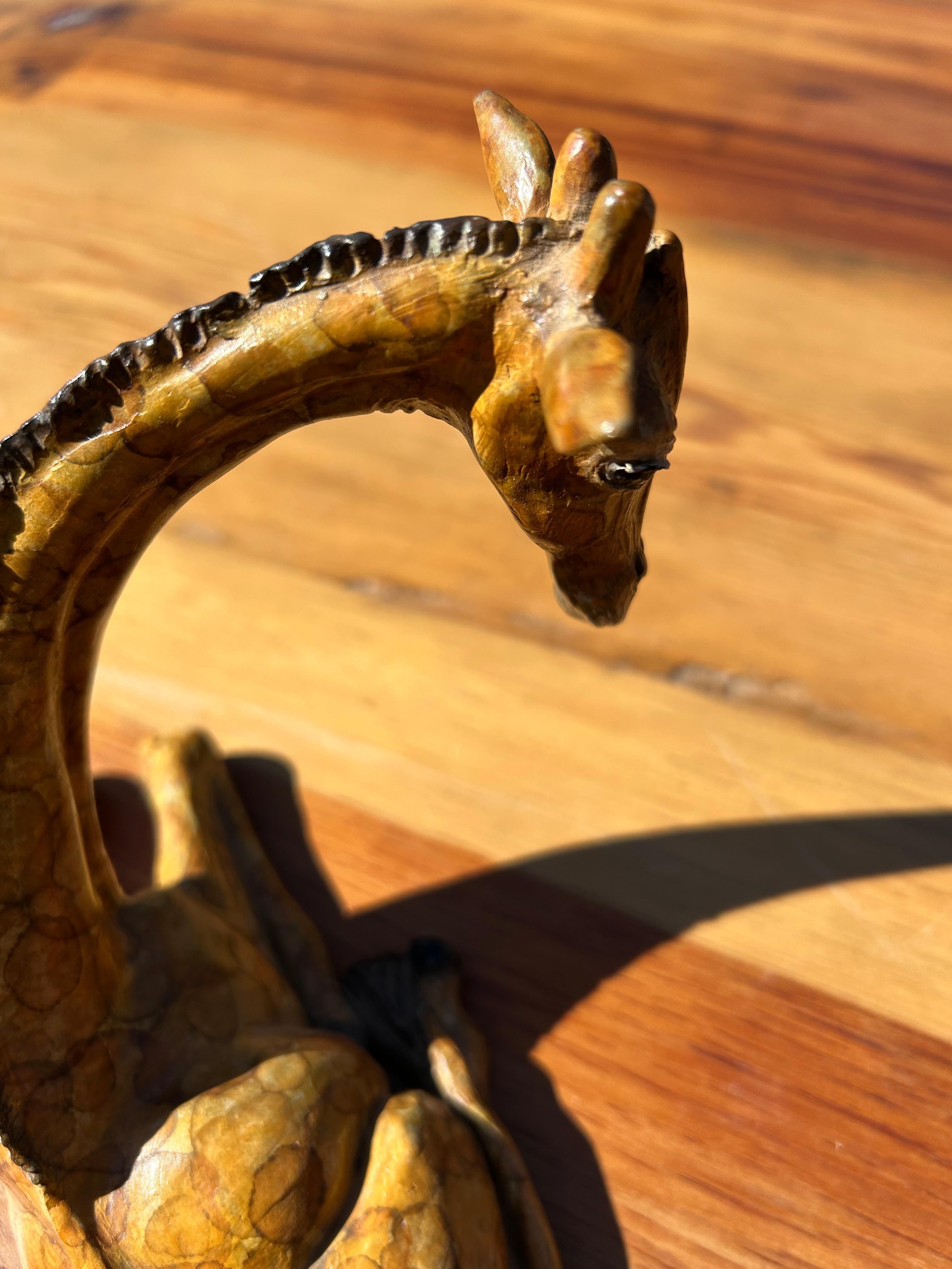 Piccola scultura di Giraffa in ferro dipinta a finto fuoco in vendita 3