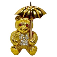 Spilla con orsetto d'oro in un giorno di pioggia con diamanti e rubini di E. Wolfe & Co.