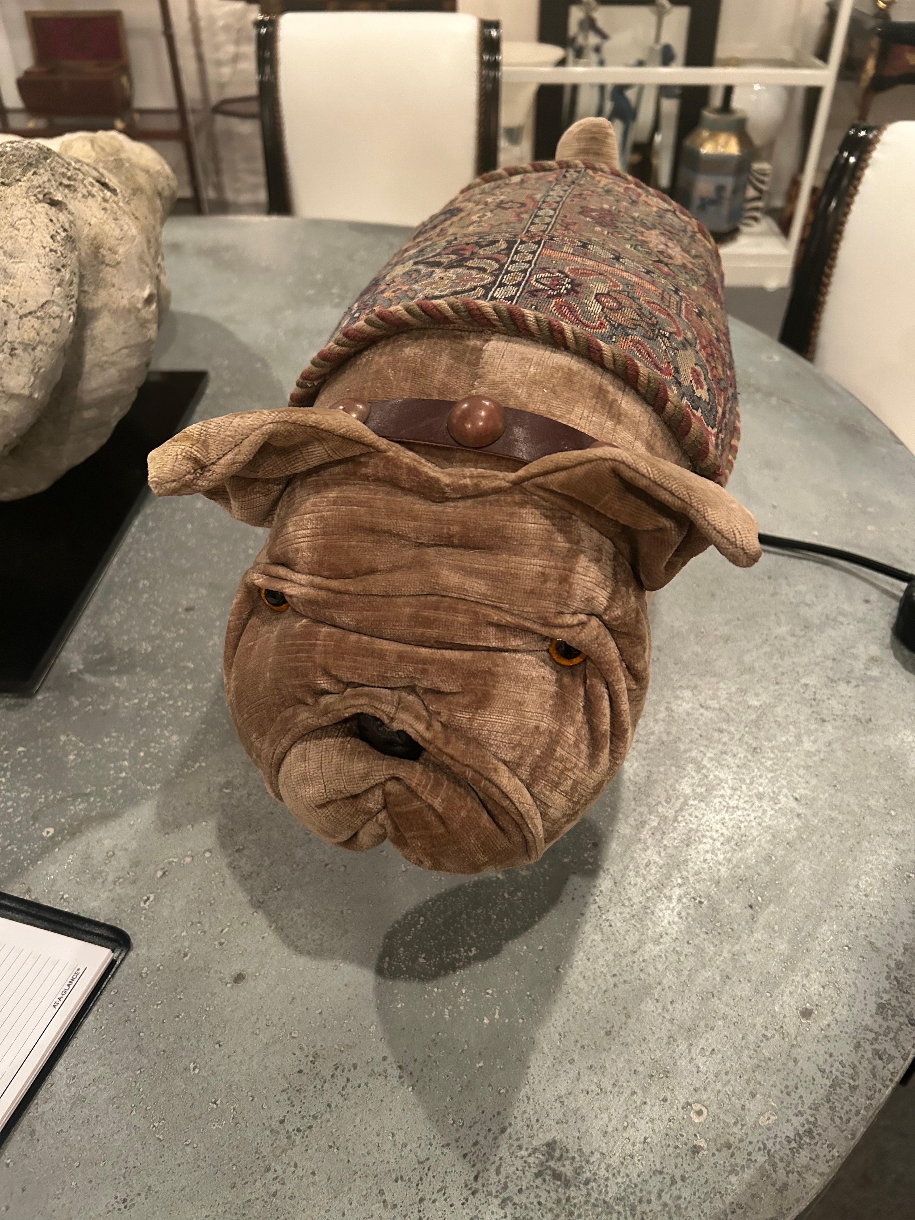 Reposapiés Bulldog de terciopelo Darling con capa de tapicería en venta 5