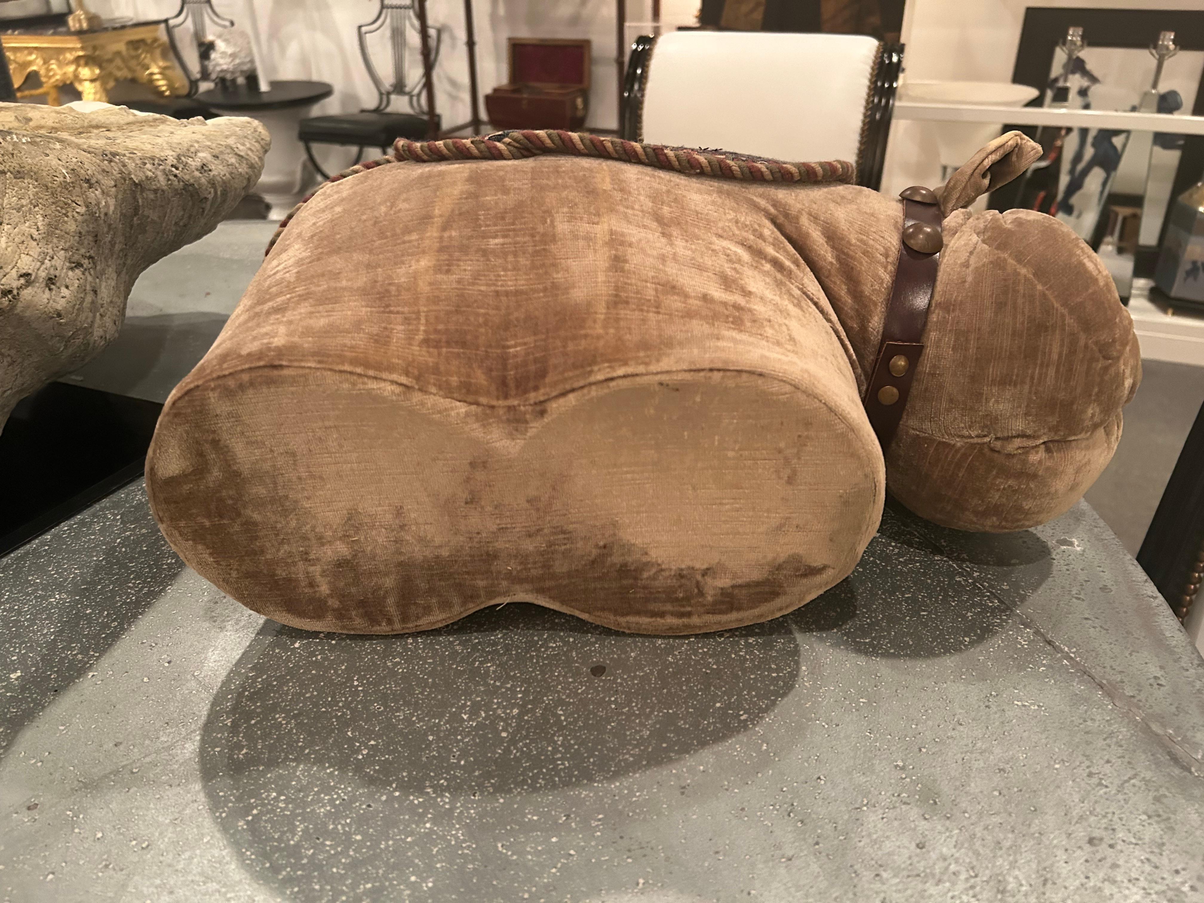 Reposapiés Bulldog de terciopelo Darling con capa de tapicería en Bueno estado para la venta en Hopewell, NJ