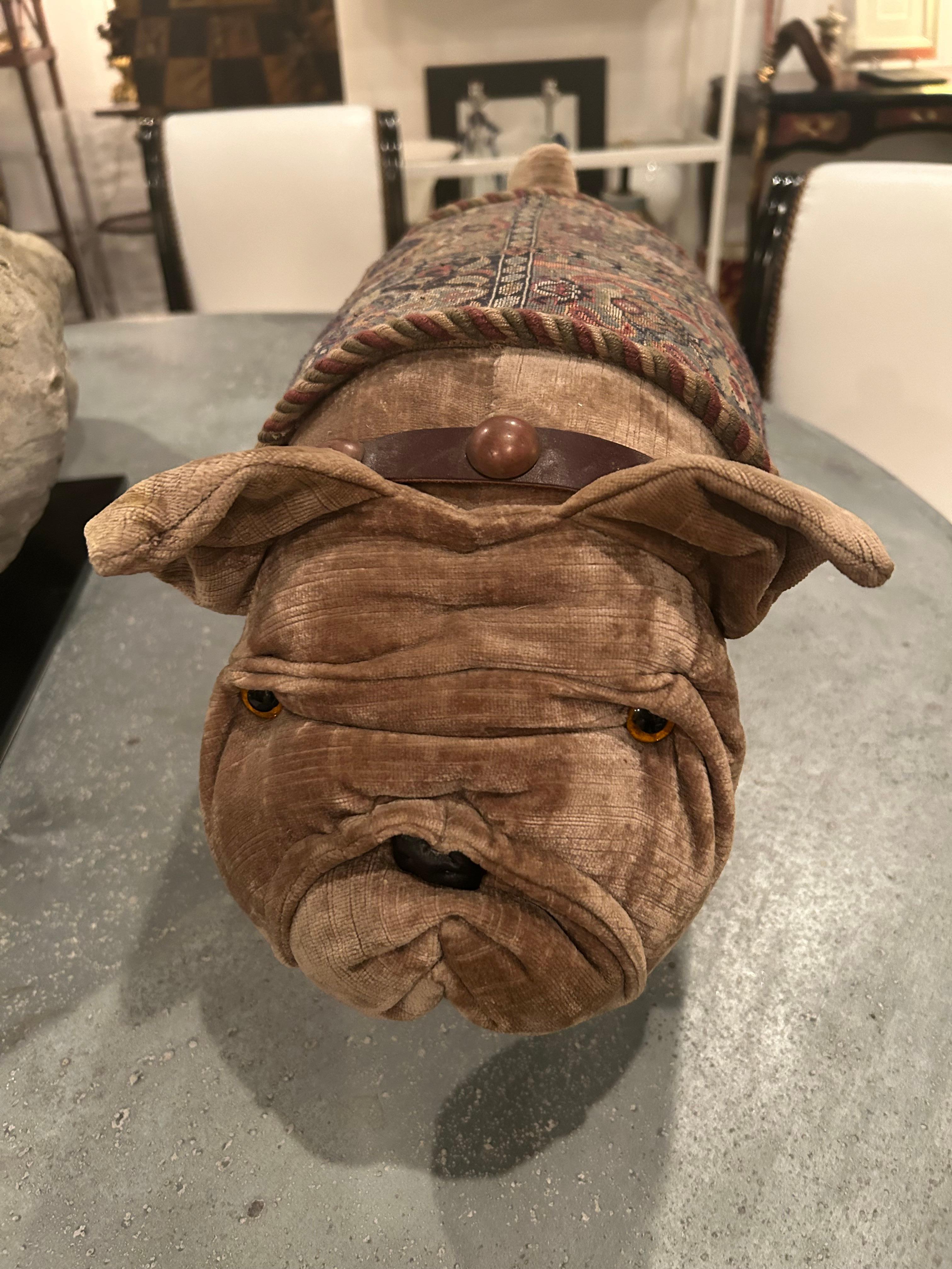Reposapiés Bulldog de terciopelo Darling con capa de tapicería en venta 2