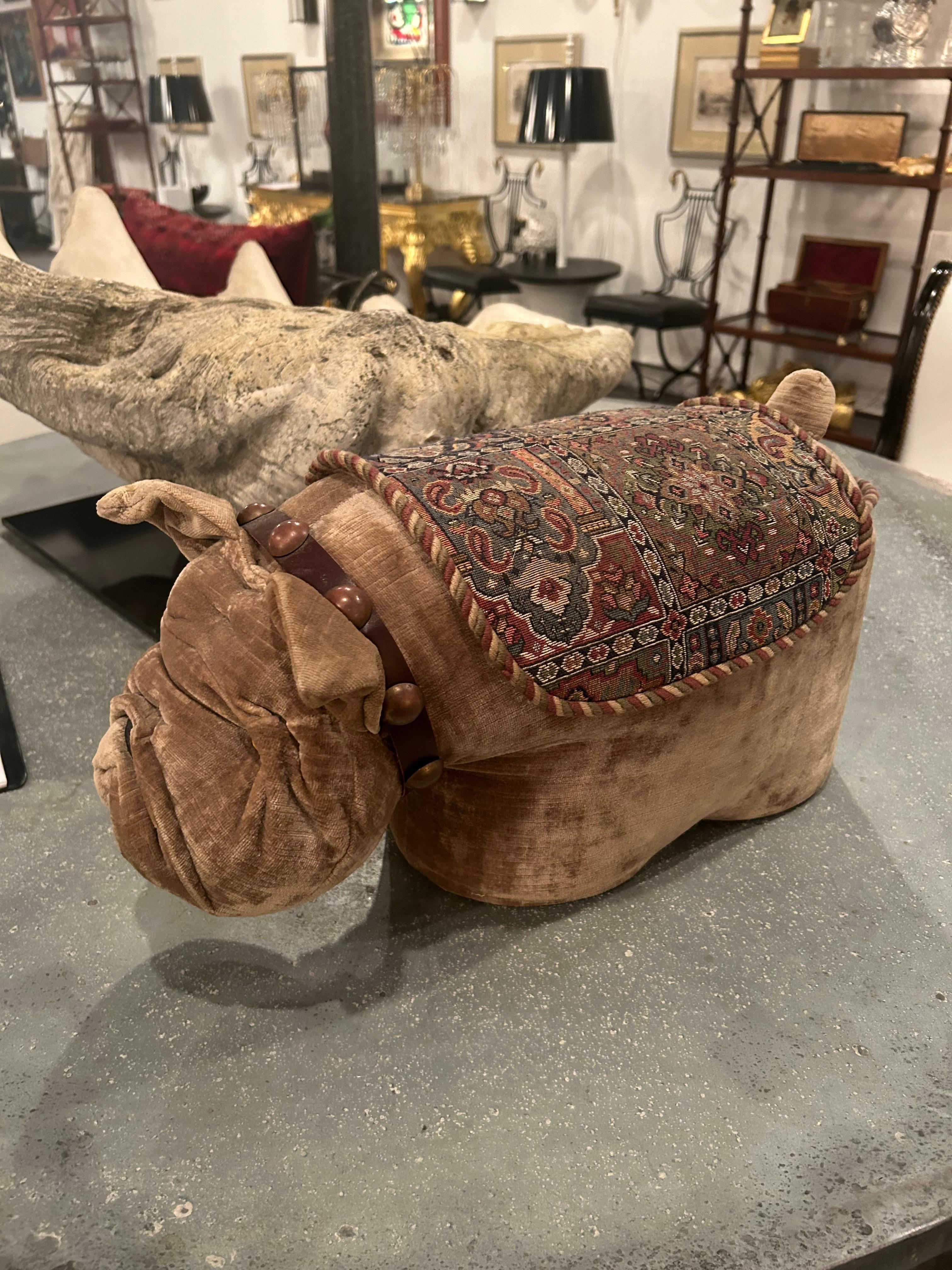 Reposapiés Bulldog de terciopelo Darling con capa de tapicería en venta 3