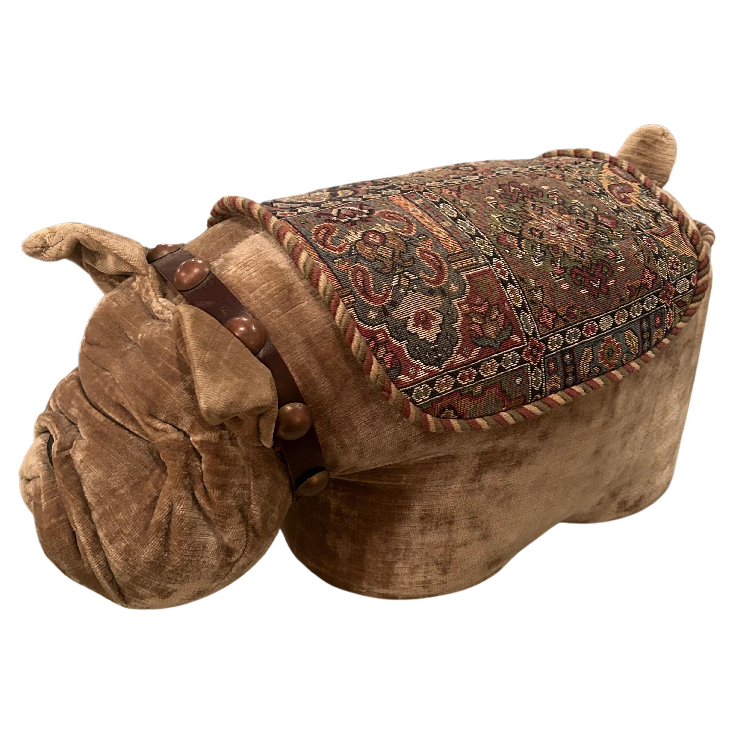 Darling Velvet Bulldog Footstool mit Tapestry Coat