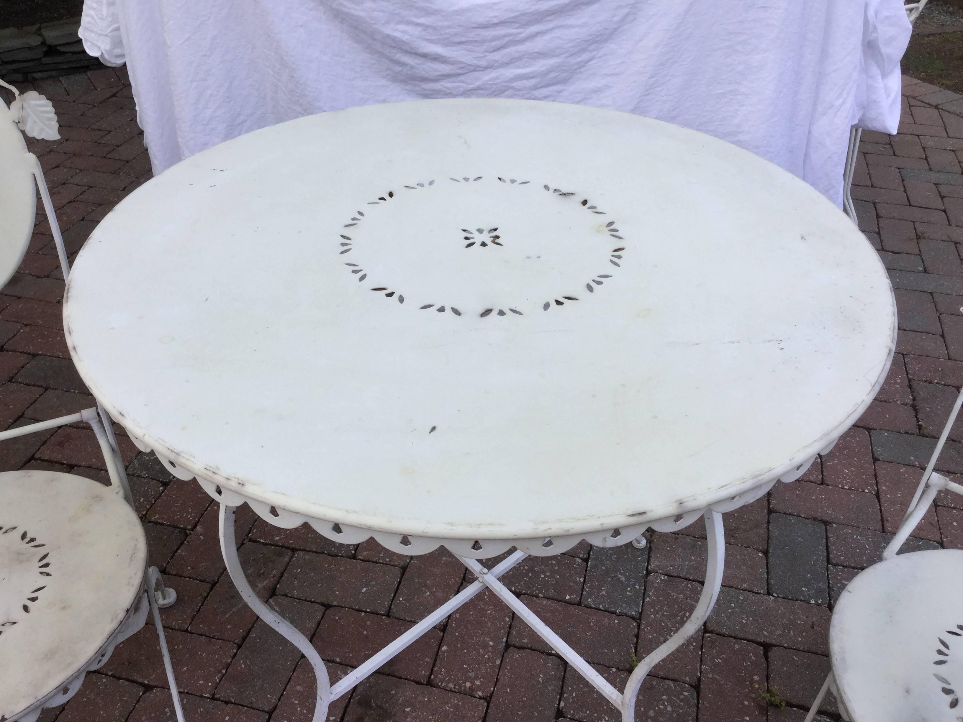 Charming outdoor table and two chairs painted a soft green. Each chair has a darling bird resting on the crest of the chair. This set is perfect for a small patio space or small kitchen area. Chair and table fold.
Very good condition.
Chairs are 38