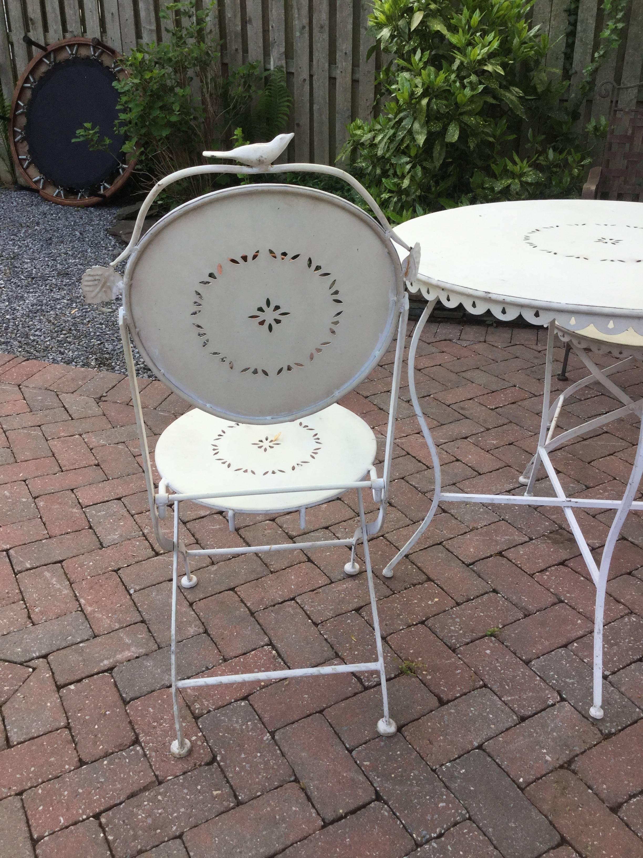 outdoor bistro tables and chairs