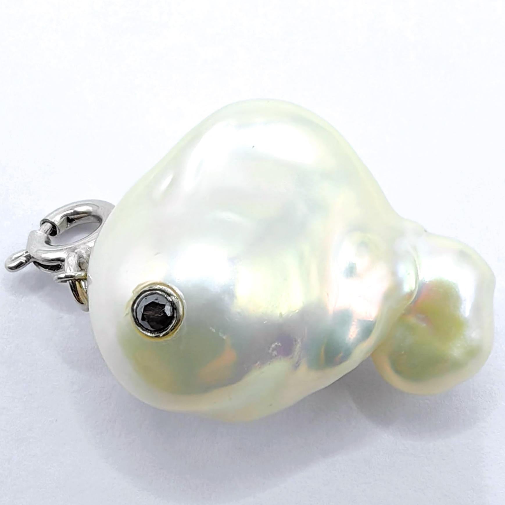 Baleine Darling : Breloque/pendentif Beluga en or blanc 18 carats avec diamant noir et perle baroque en vente 4