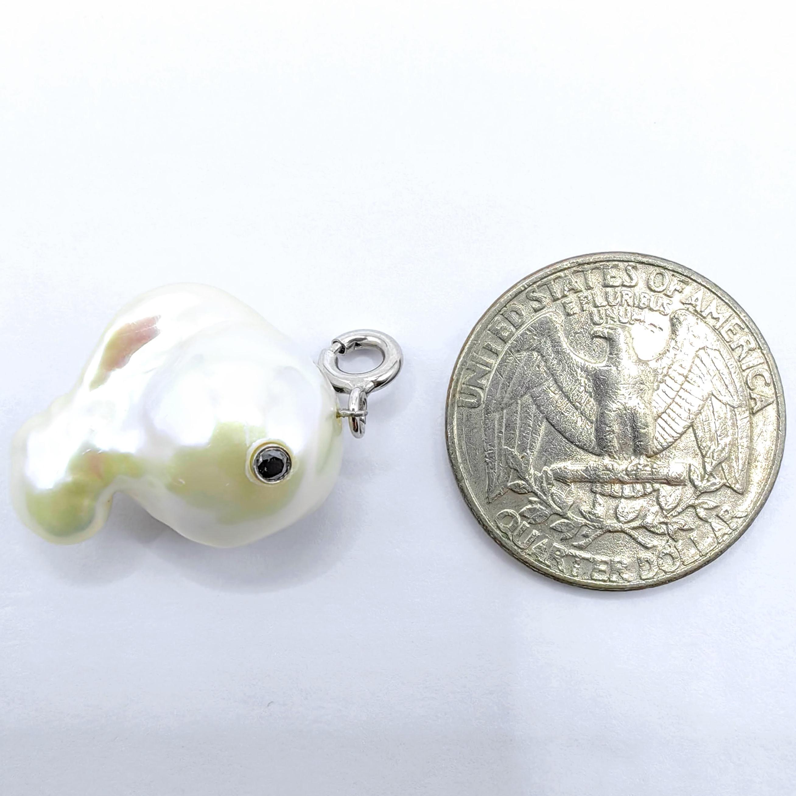 Baleine Darling : Breloque/pendentif Beluga en or blanc 18 carats avec diamant noir et perle baroque en vente 5