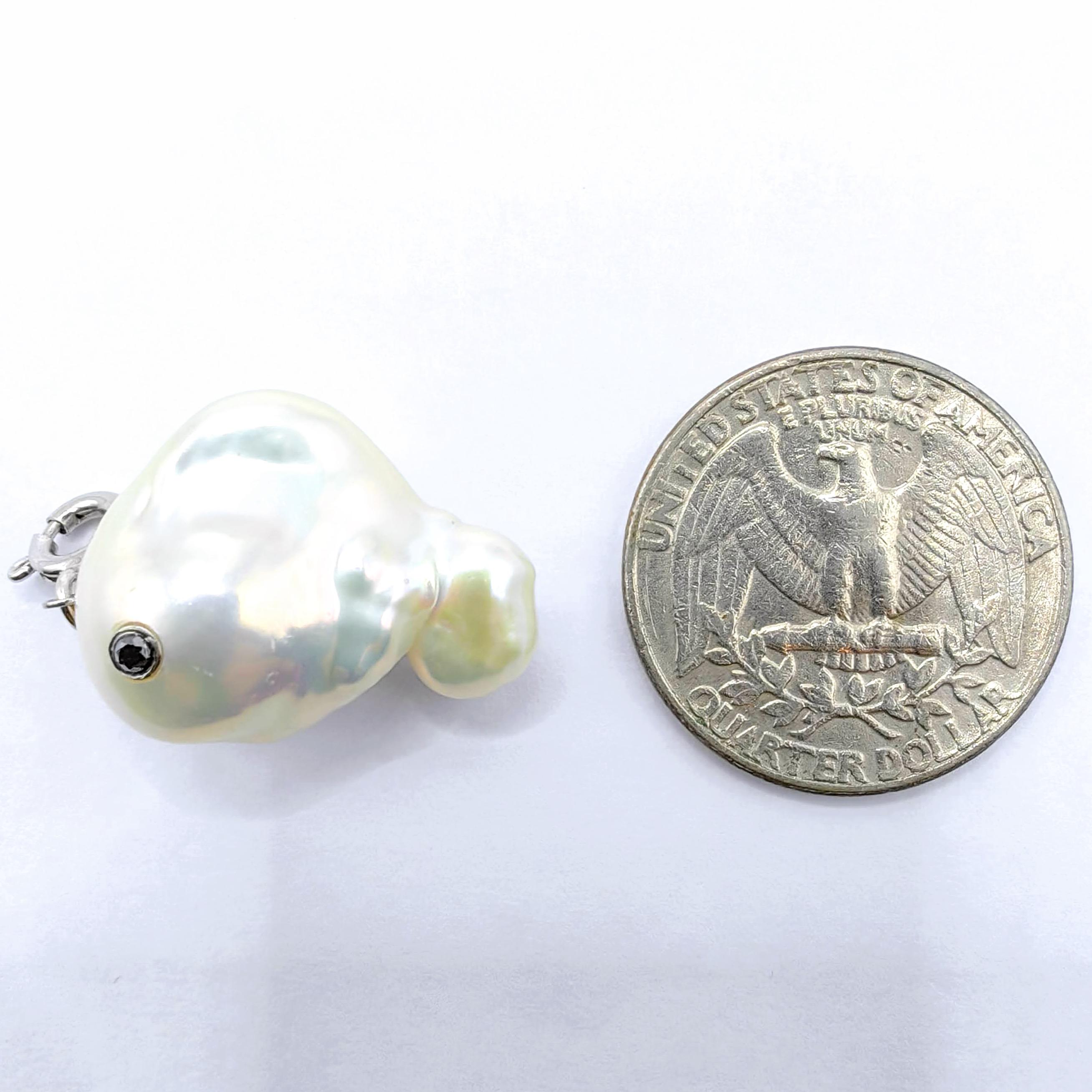 Baleine Darling : Breloque/pendentif Beluga en or blanc 18 carats avec diamant noir et perle baroque en vente 6