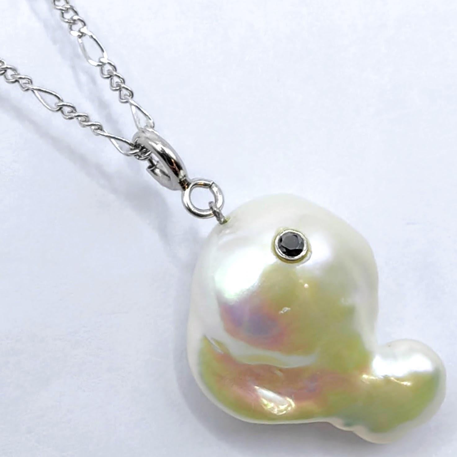 Contemporain Baleine Darling : Breloque/pendentif Beluga en or blanc 18 carats avec diamant noir et perle baroque en vente