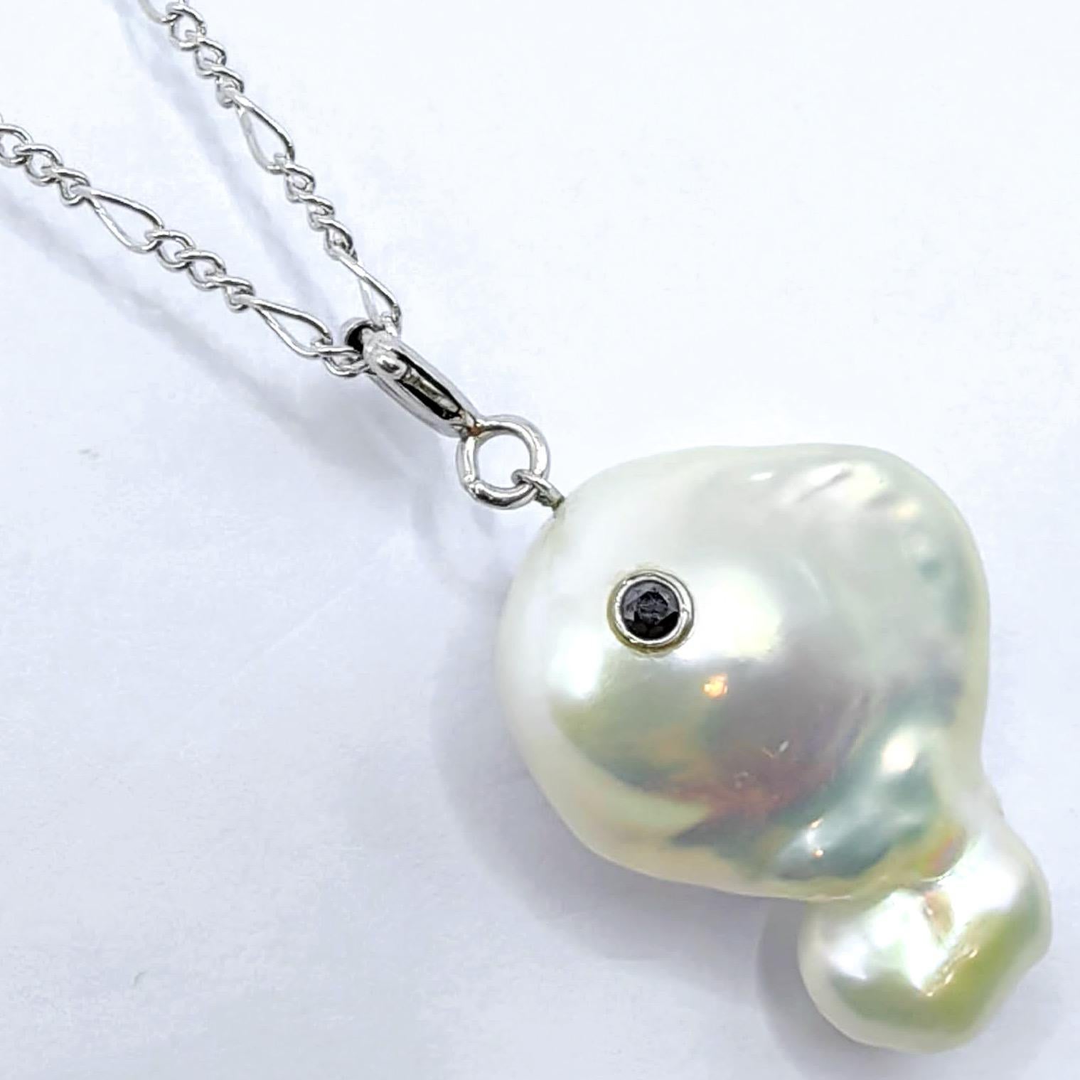 Taille brillant Baleine Darling : Breloque/pendentif Beluga en or blanc 18 carats avec diamant noir et perle baroque en vente