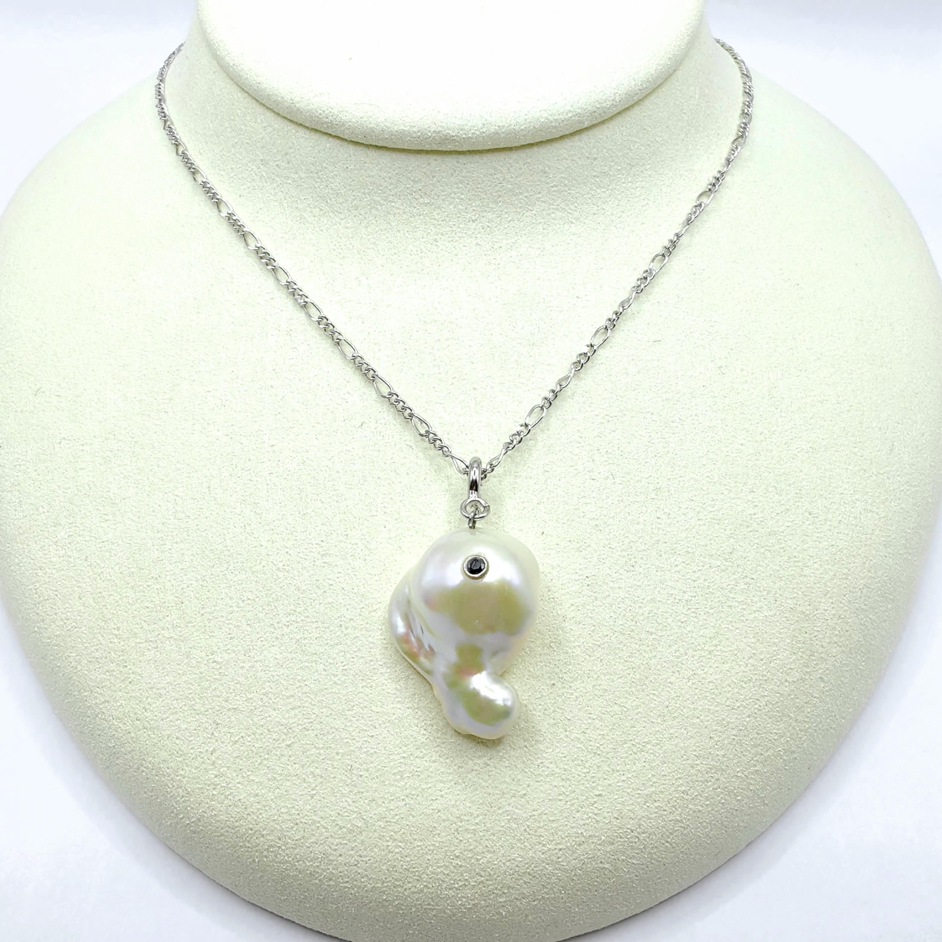 Baleine Darling : Breloque/pendentif Beluga en or blanc 18 carats avec diamant noir et perle baroque Neuf - En vente à Wan Chai District, HK