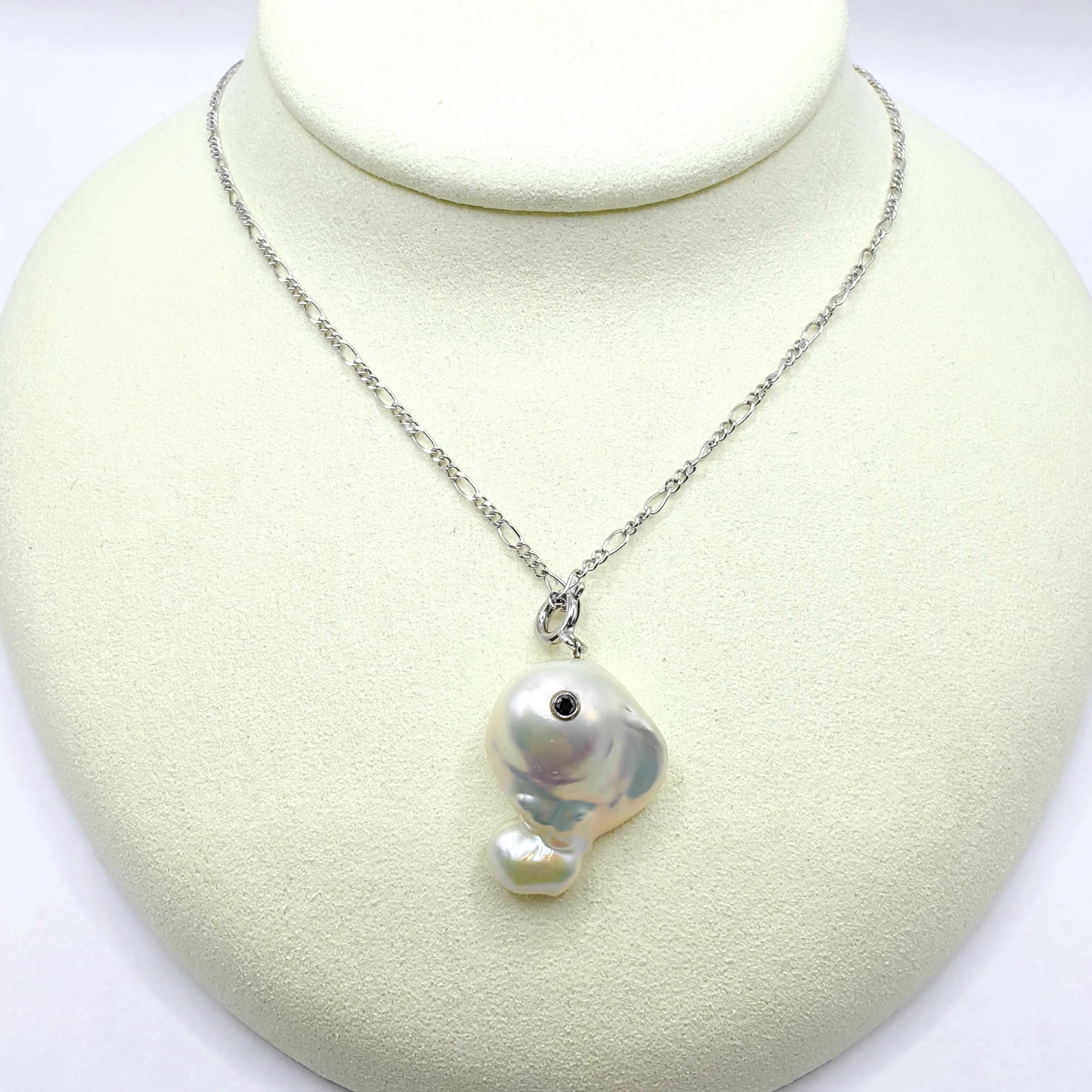 Baleine Darling : Breloque/pendentif Beluga en or blanc 18 carats avec diamant noir et perle baroque Unisexe en vente