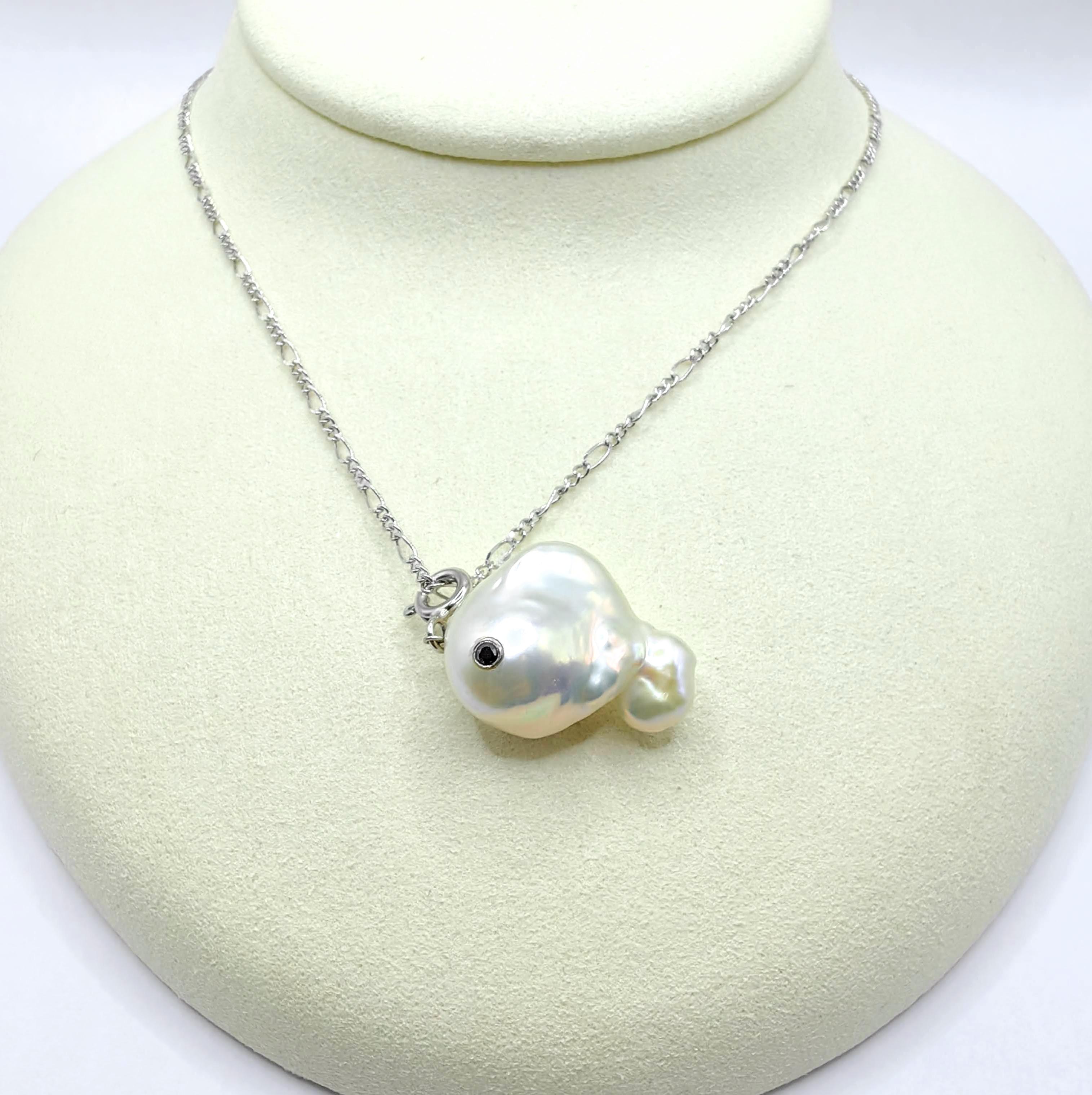 Baleine Darling : Breloque/pendentif Beluga en or blanc 18 carats avec diamant noir et perle baroque en vente 2