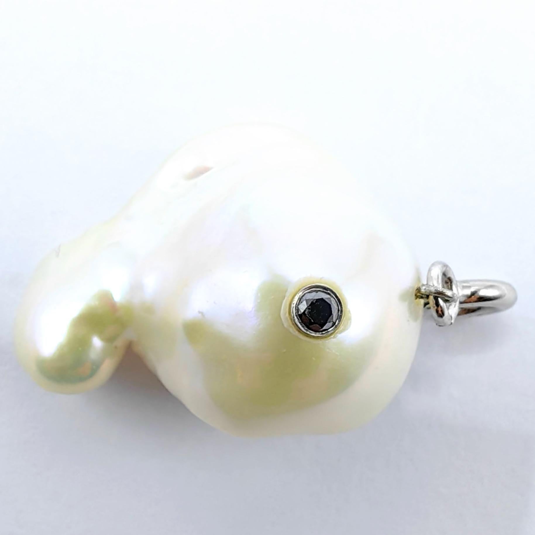 Baleine Darling : Breloque/pendentif Beluga en or blanc 18 carats avec diamant noir et perle baroque en vente 3
