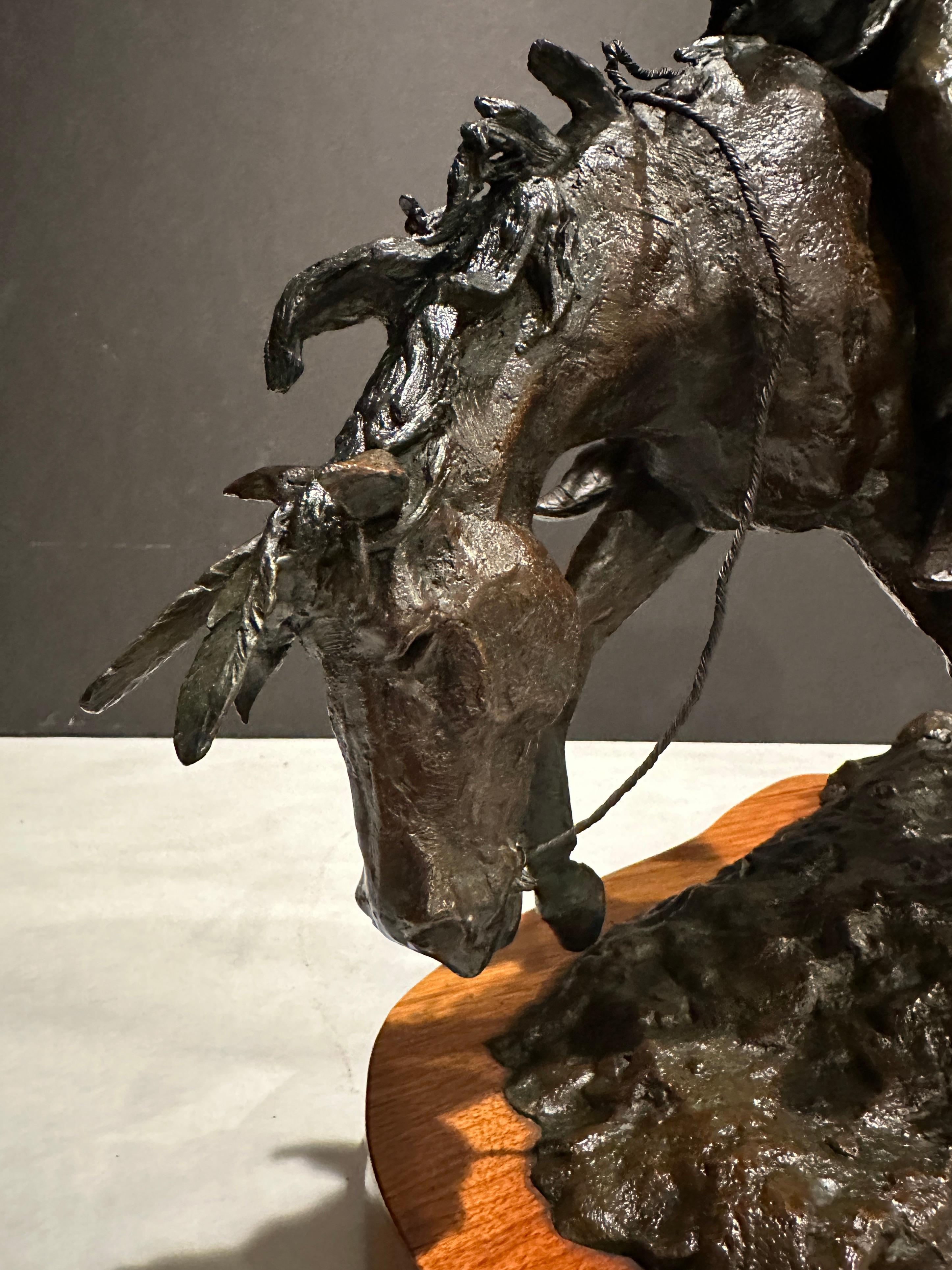 Bronzeskulptur der amerikanischen Ureinwohner zu Pferd, Daro Flood im Angebot 5