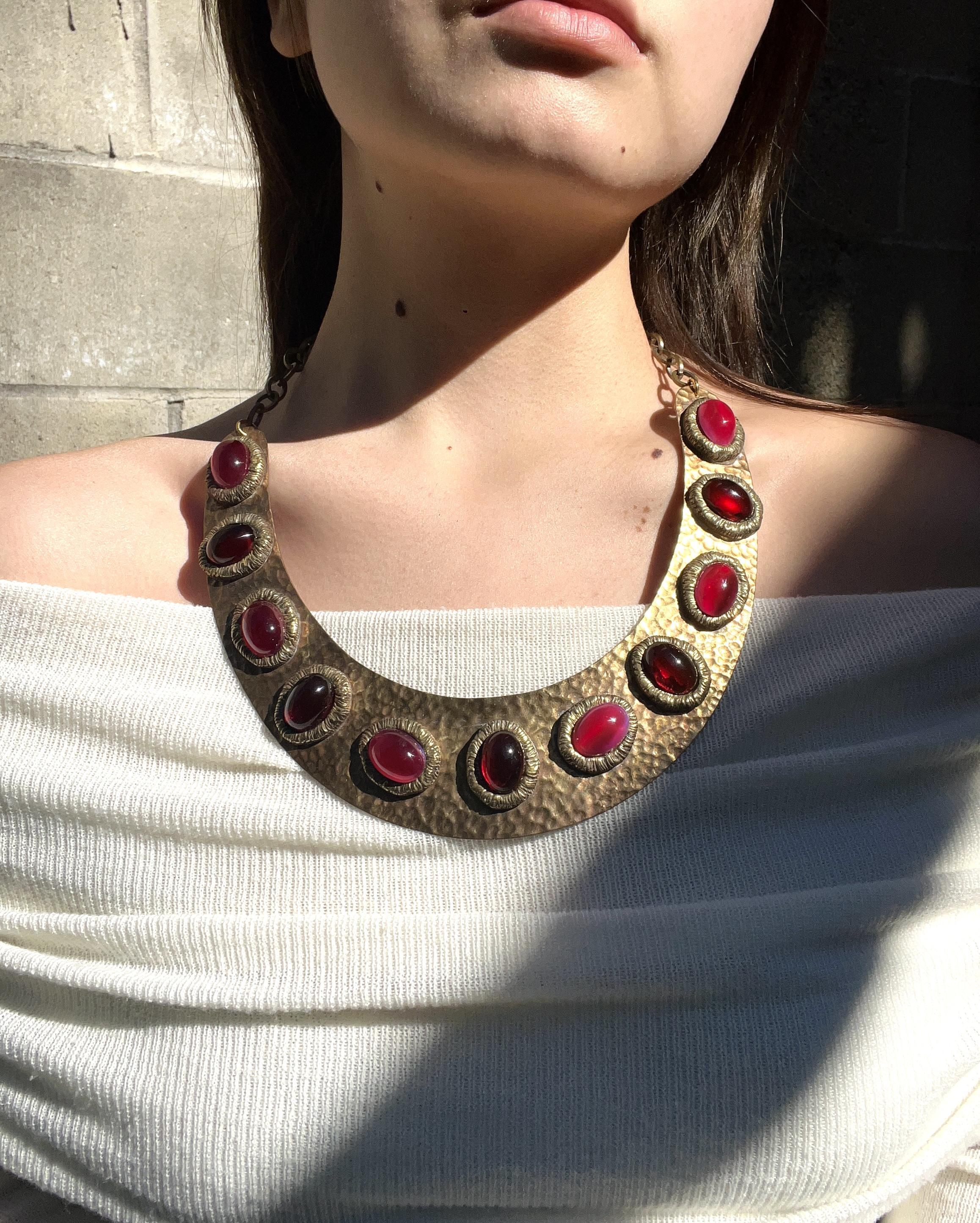 Darren Manes Collana con cabochon rossi Gripoix in tonalità oro

Contrassegnato:
Darren Mane

Dimensioni approssimative:
53,5 cm (lunghezza) 
0,7 cm - 4 cm (larghezza)
196,3 grammi di peso.