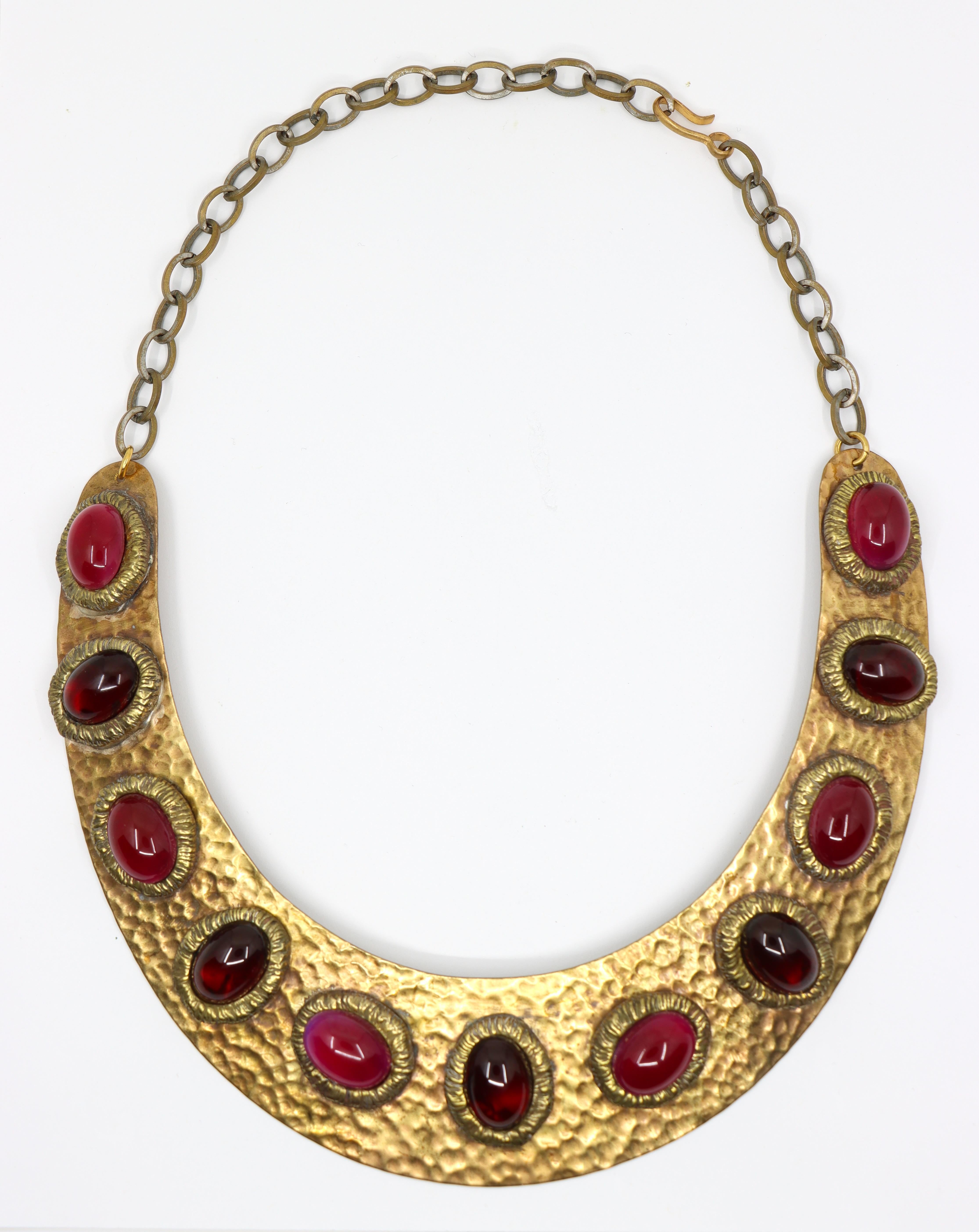 Darren Manes Collana con cabochon rossi Gripoix in tonalità oro In condizioni buone in vendita a Flushing, NY