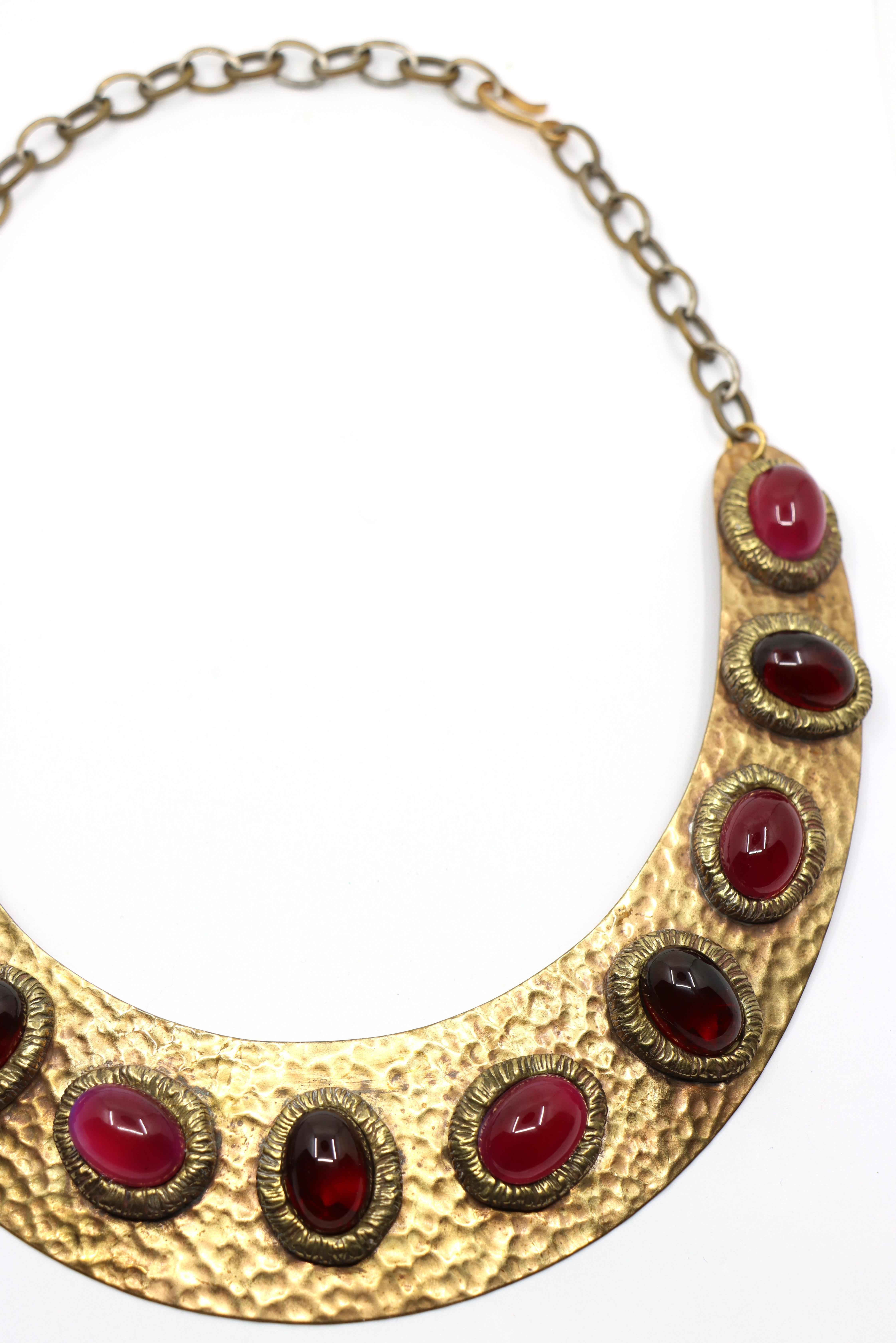 da uomo o donna Darren Manes Collana con cabochon rossi Gripoix in tonalità oro in vendita