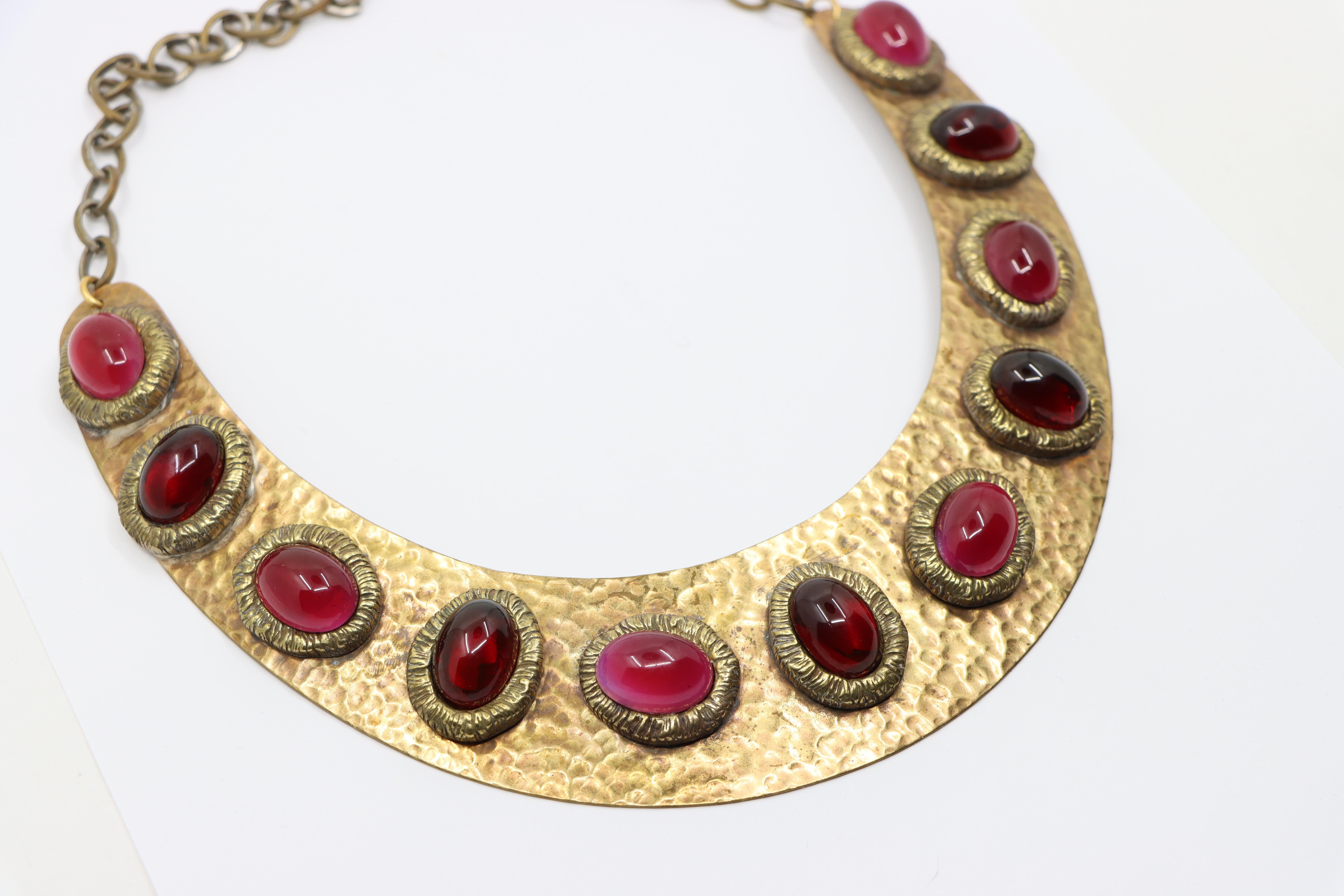 Darren Manes Collana con cabochon rossi Gripoix in tonalità oro in vendita 1