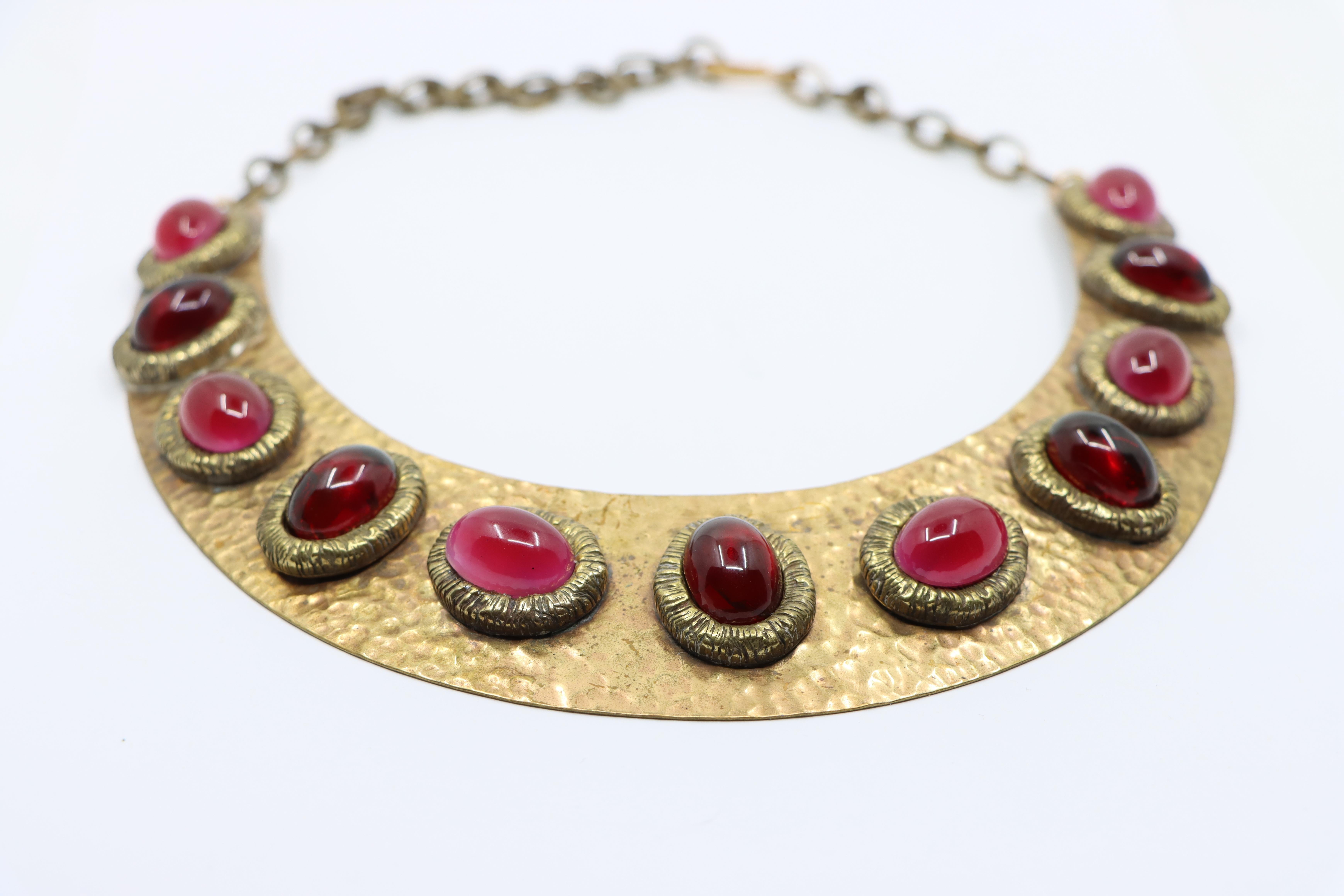 Darren Manes Collana con cabochon rossi Gripoix in tonalità oro in vendita 2