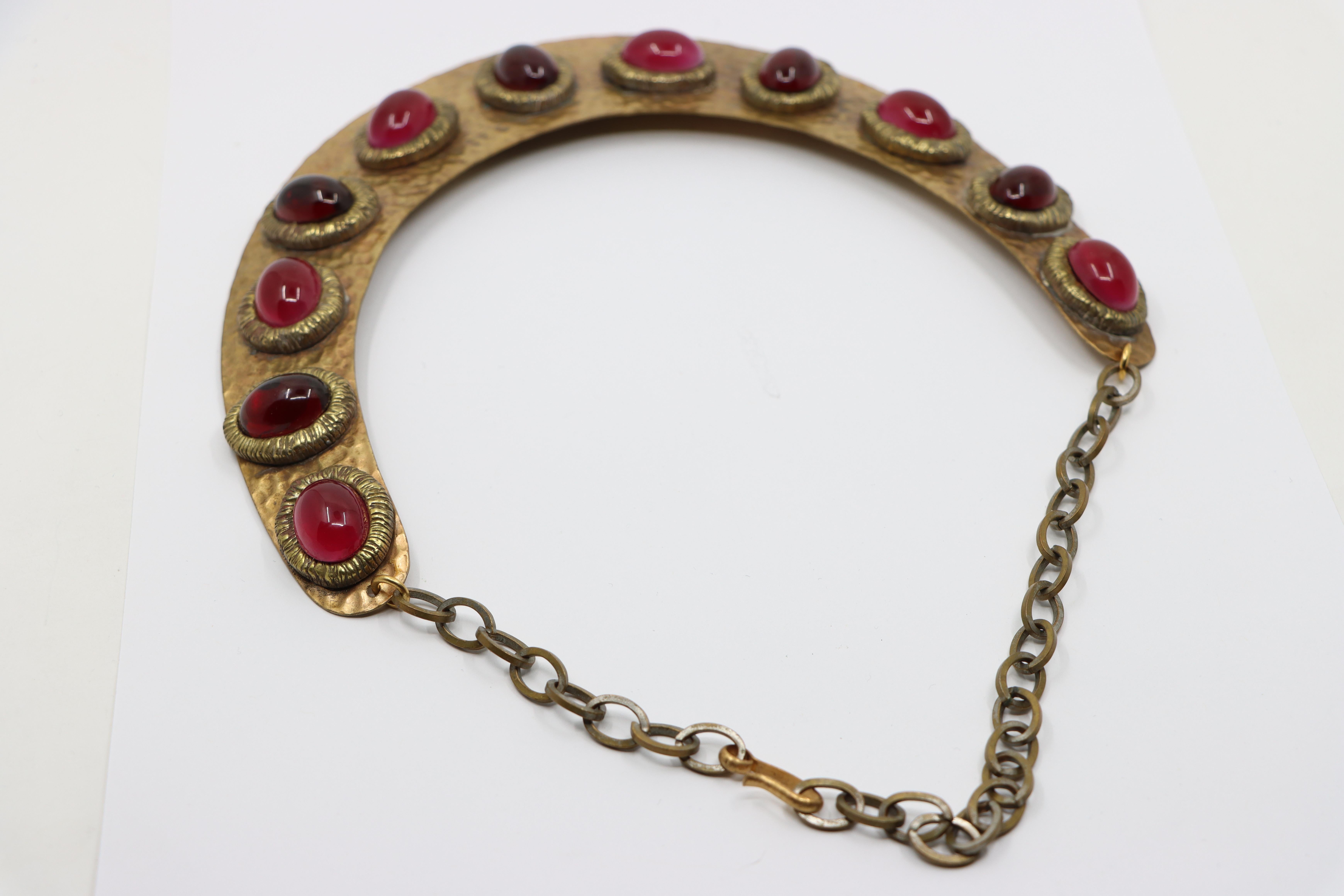 Darren Manes Collana con cabochon rossi Gripoix in tonalità oro in vendita 3