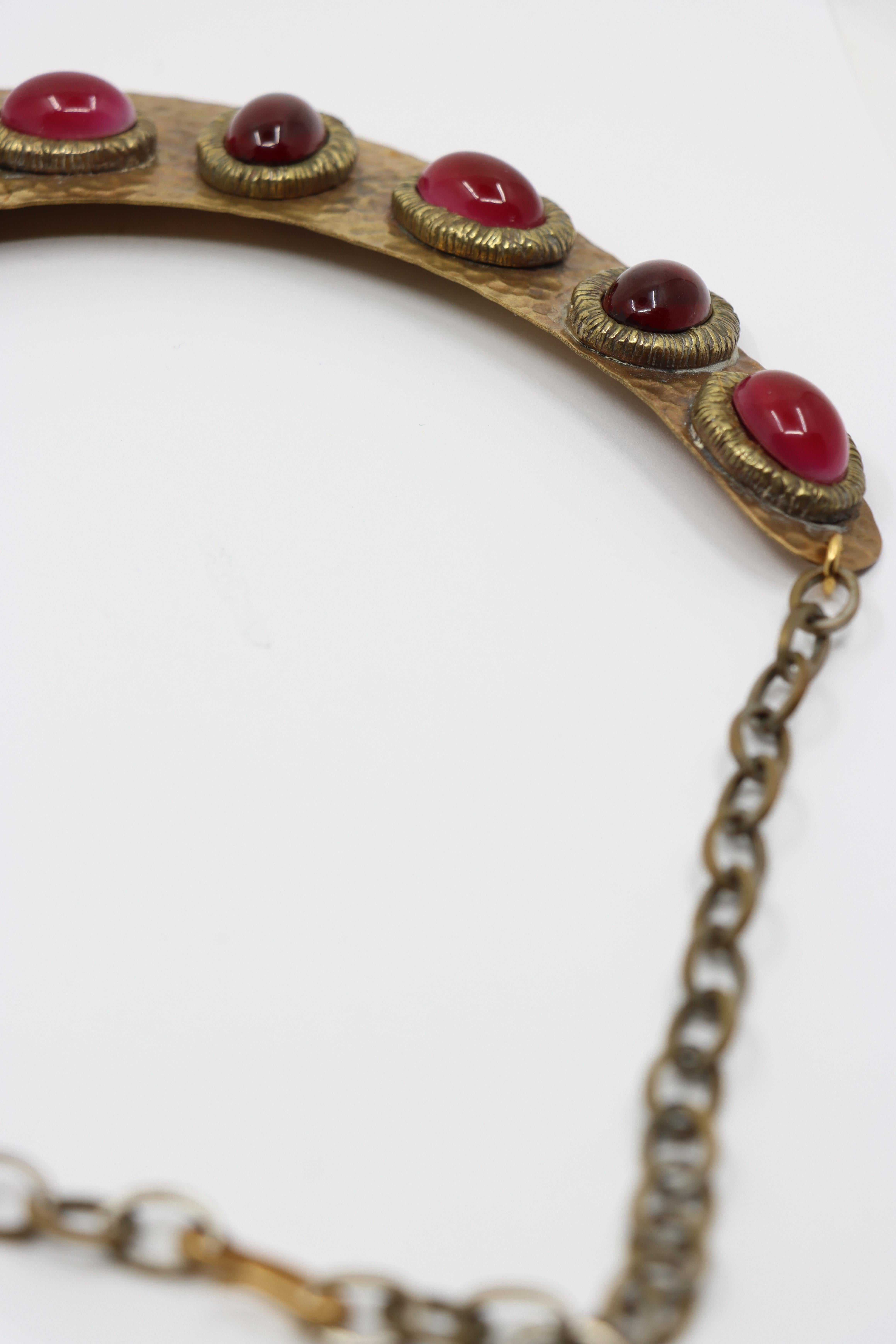Darren Manes Collana con cabochon rossi Gripoix in tonalità oro in vendita 4