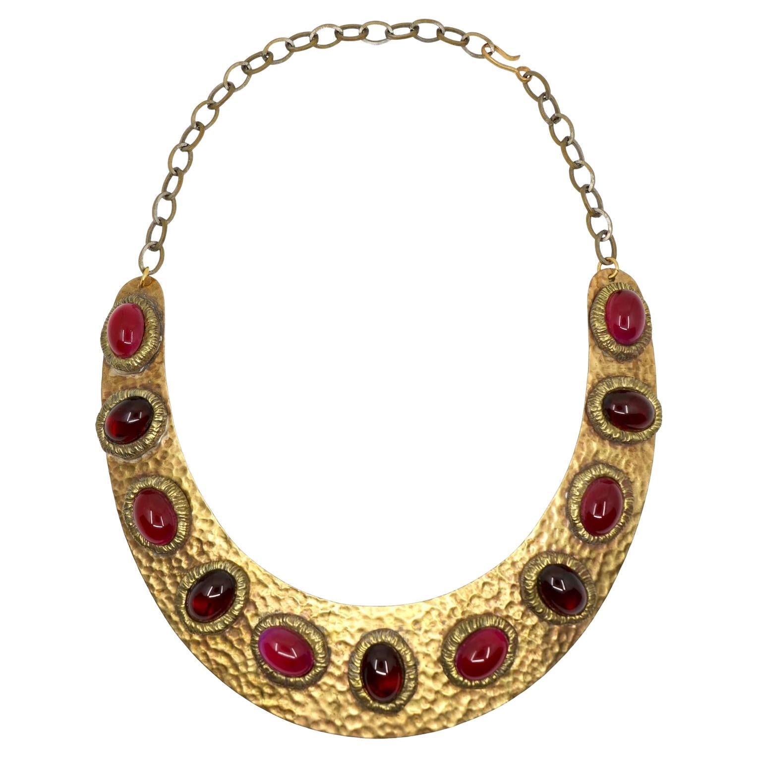 Darren Manes Collana con cabochon rossi Gripoix in tonalità oro in vendita