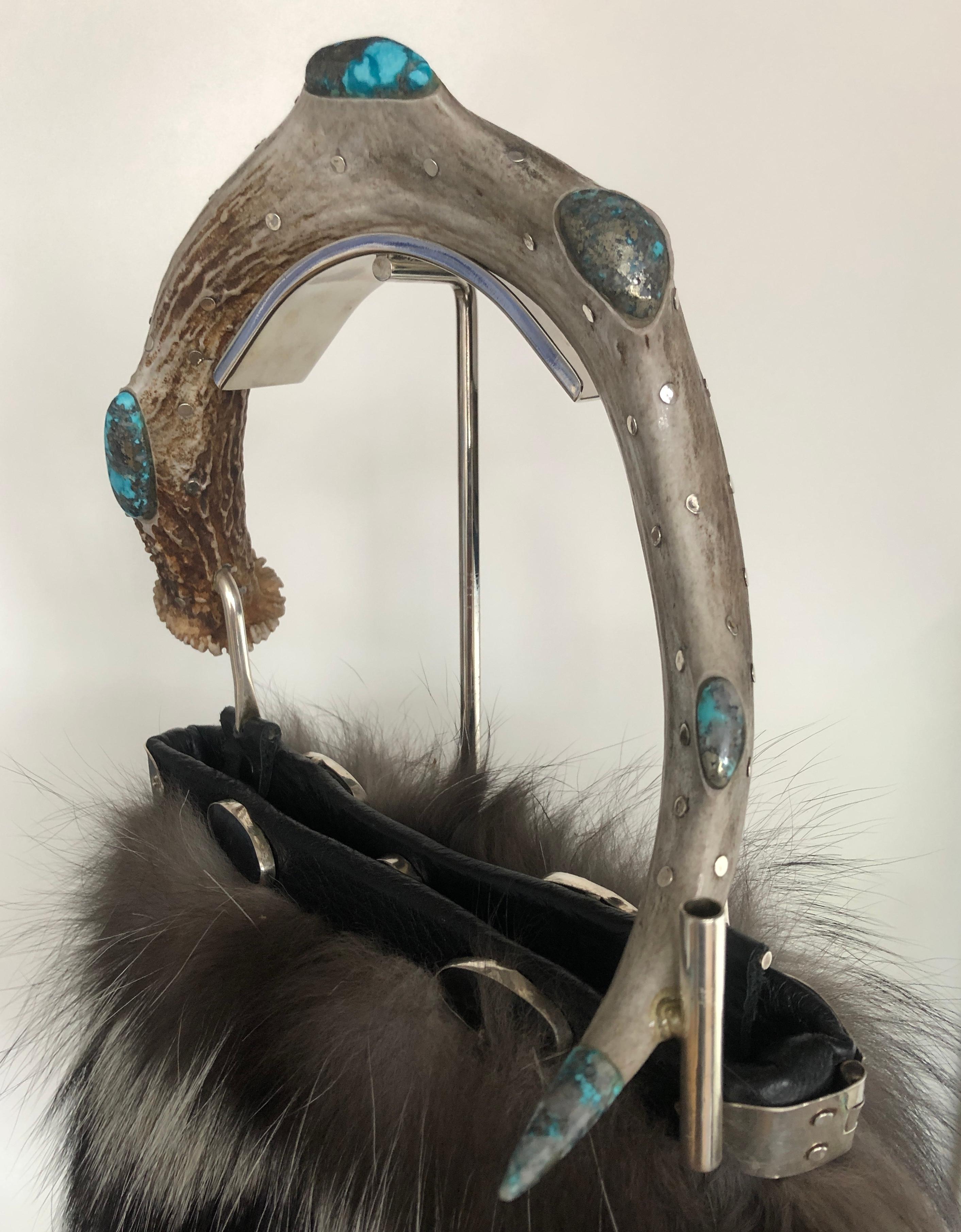 Sac à main renard argenté avec turquoise Morenci - Contemporain Mixed Media Art par Darryl Rowe