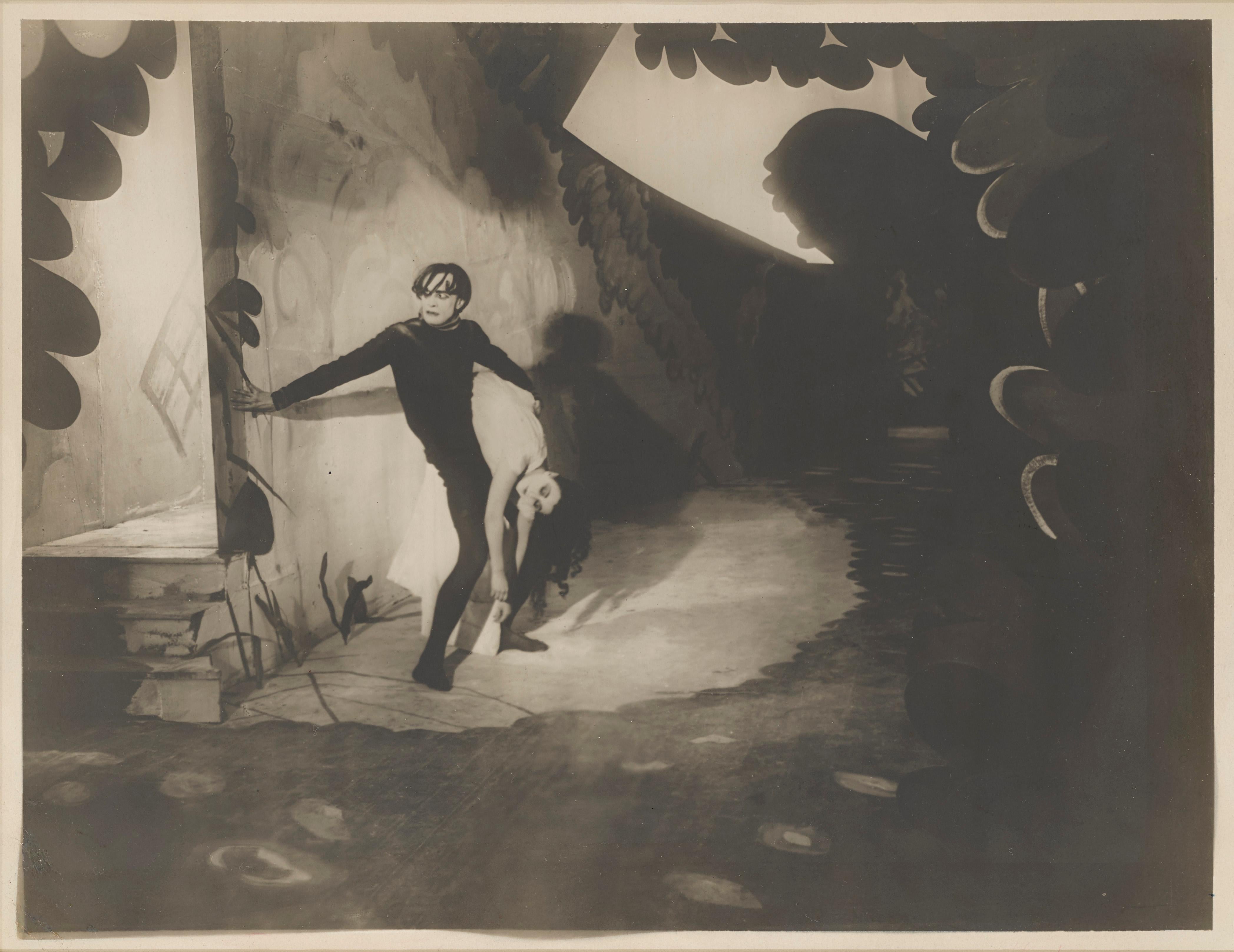 Il s'agit d'une très rare photographie de studio américaine originale surdimensionnée pour les films expressionnistes allemands de 1920 Das cabinett des Dr. Caligari / Le Cabinet du Docteur Caligari.
Ce film marquant a été réalisé par Robert Wiene