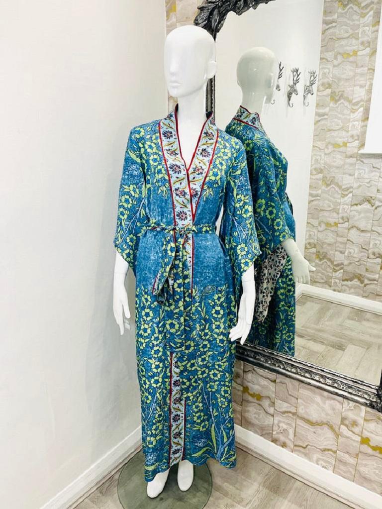 D'Ascoli Silk Kimino Dress

Multicoloured floral wrap dress with self tie belt.

Additional information:
Size- XS
Composition- Silk
Condition - Excellent