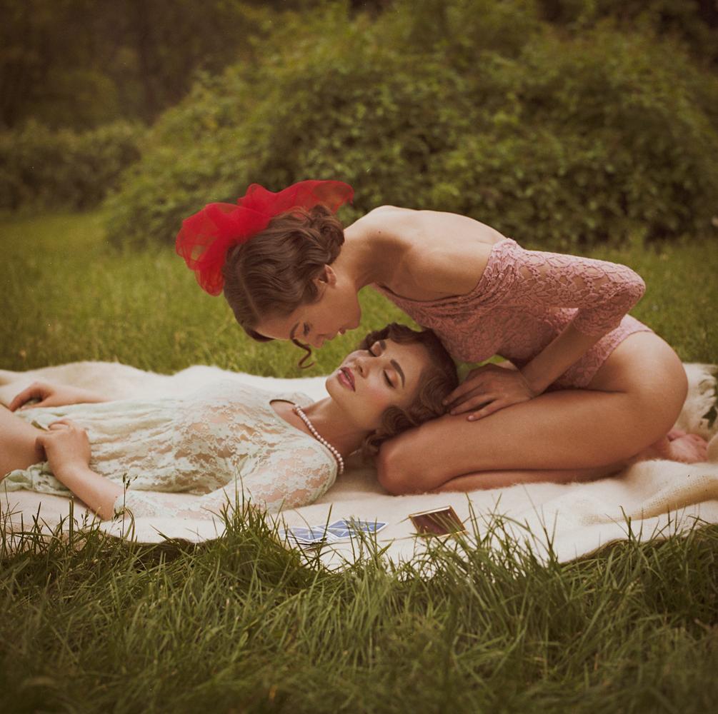 Royal Tea Kiss
von Dasha und Mari

„Blanket Intimacy“, 2019.

Druck in limitierter Auflage (Auflage: 1/30)
Papierformat: 40x40 Zoll / 101x101 cm
Ungerahmt (Rahmungsoptionen verfügbar – bitte fragen Sie nach)
Gedruckt im Jahr 2026

Über den